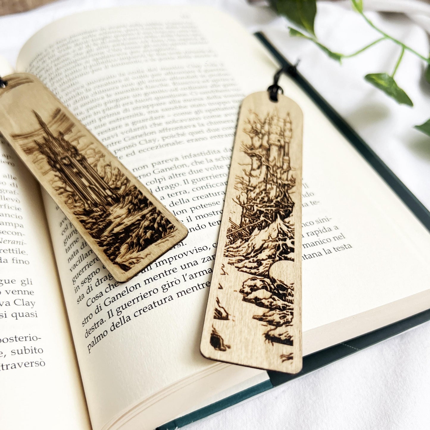 Segnalibro in legno con torri fantasy – Paesaggio dark fantasy inciso – Accessorio per lettori e amanti della fantasy e gioco di ruolo