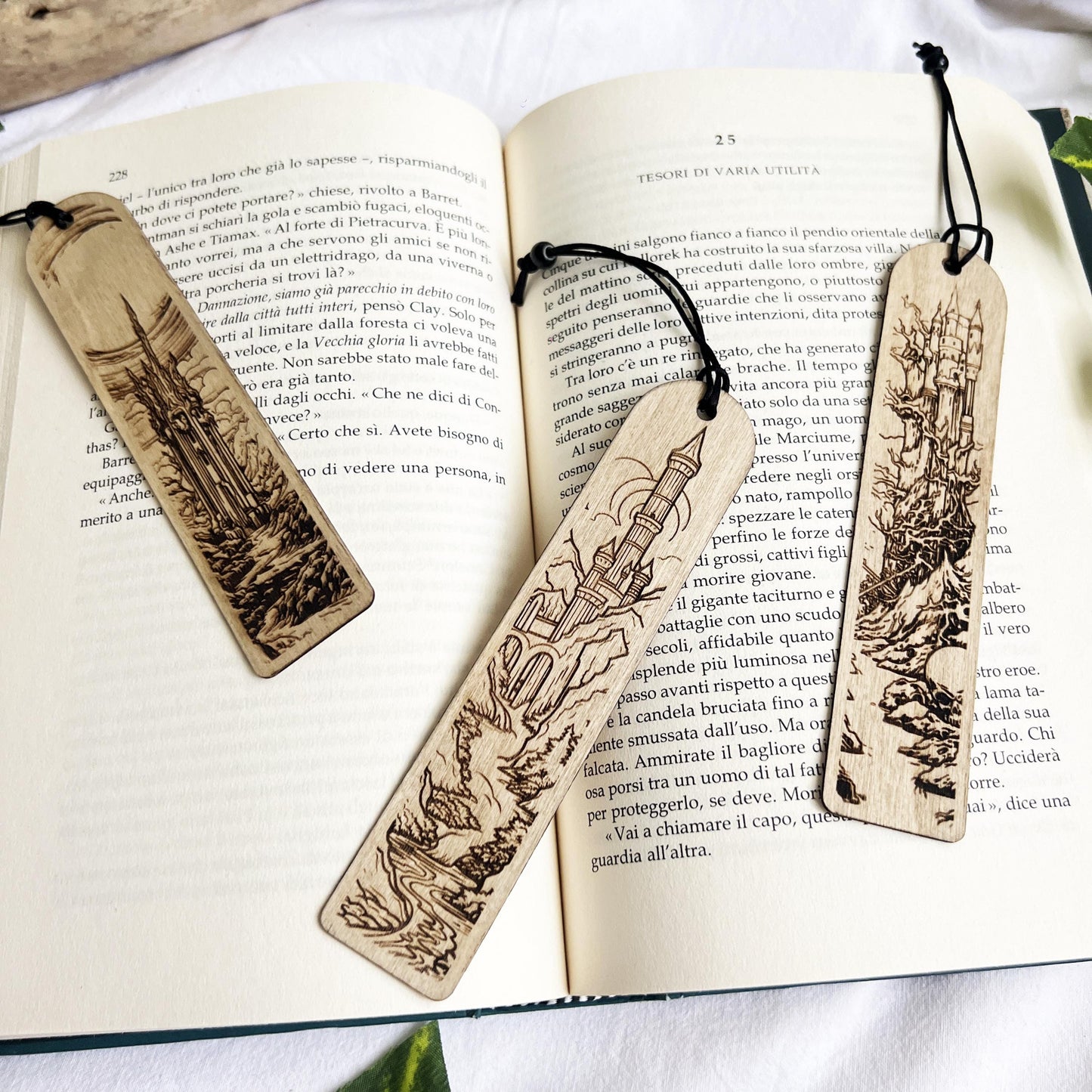 Segnalibro in legno con torri fantasy – Paesaggio dark fantasy inciso – Accessorio per lettori e amanti della fantasy e gioco di ruolo