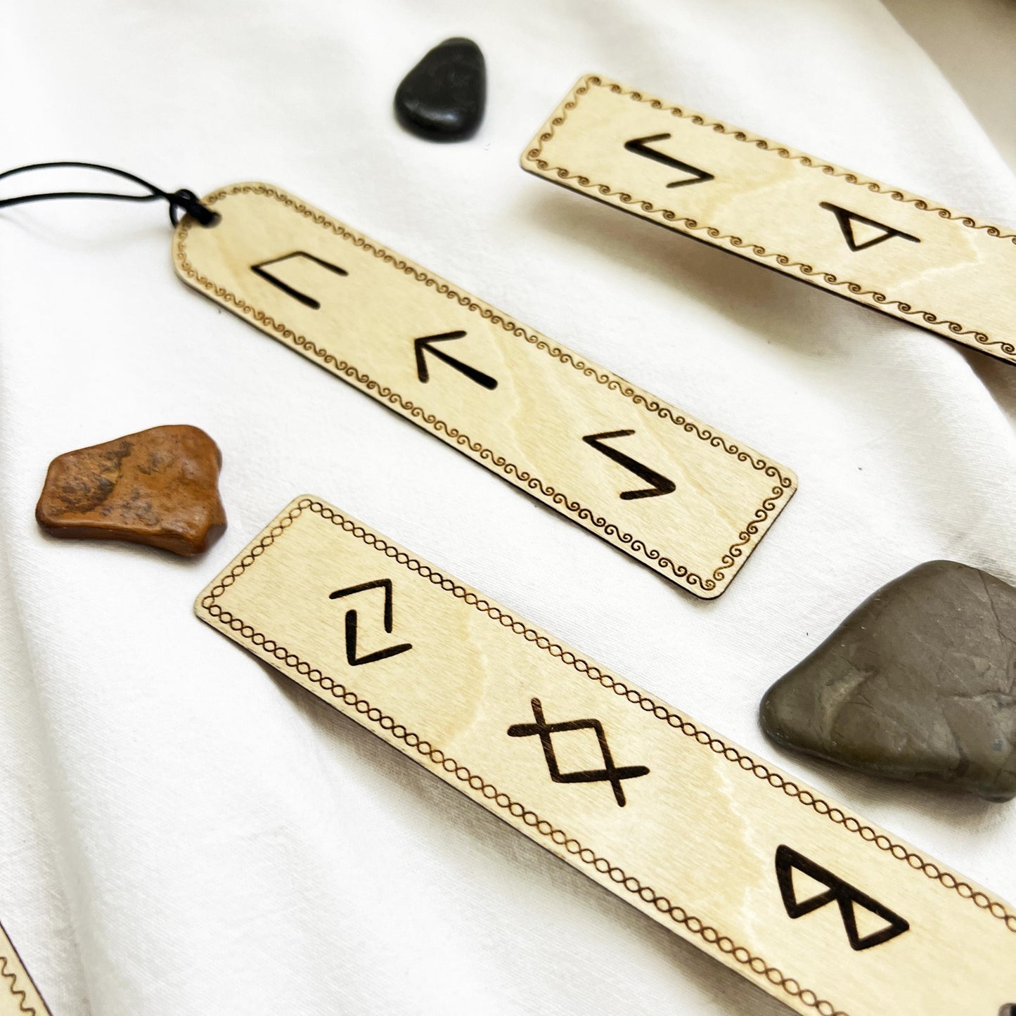 Set di segnalibri con rune vichinghe – 4 segnalibri in legno con simboli norreni – Forza, Protezione, Rinnovamento, Intuizione Spirituale