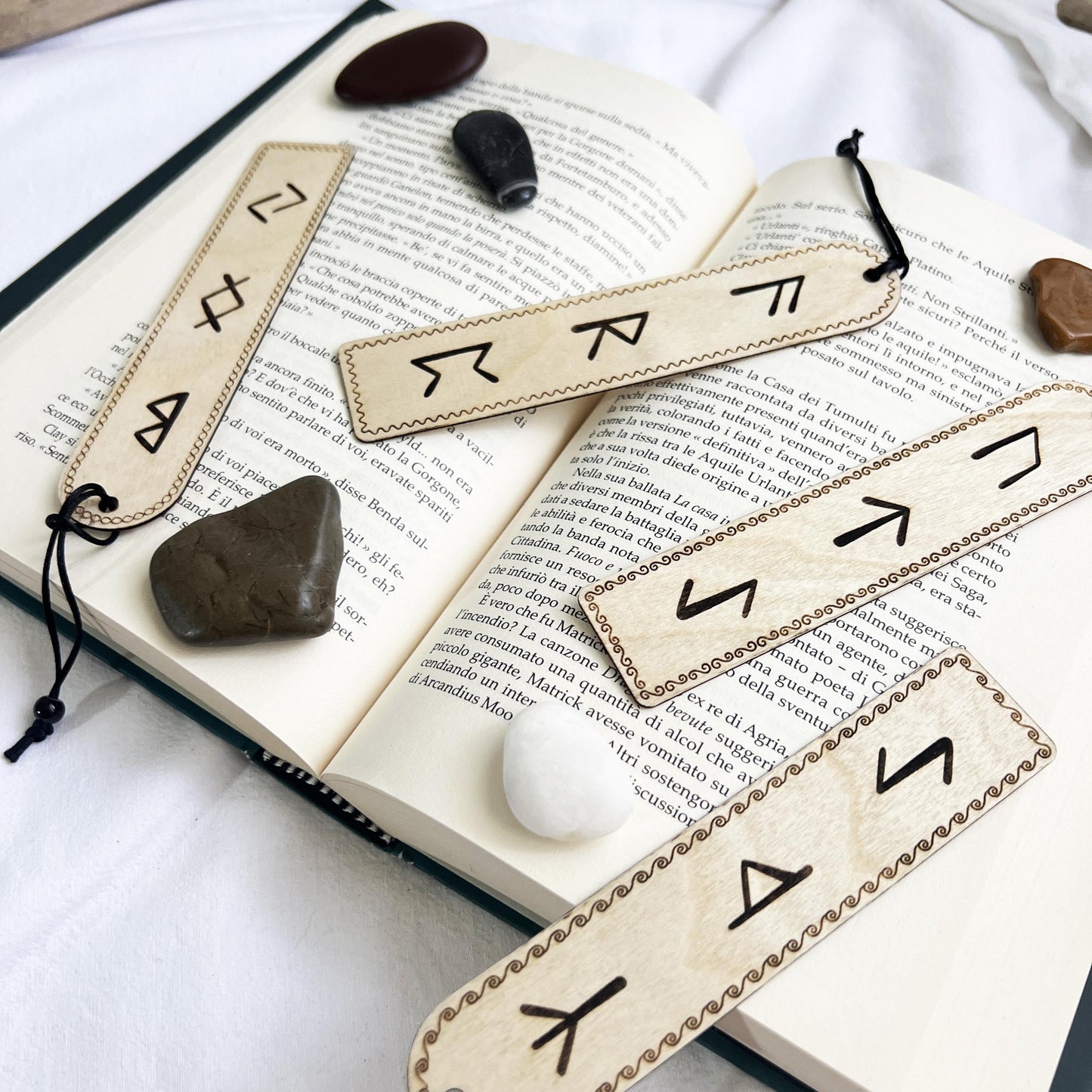 Set di segnalibri con rune vichinghe – 4 segnalibri in legno con simboli norreni – Forza, Protezione, Rinnovamento, Intuizione Spirituale