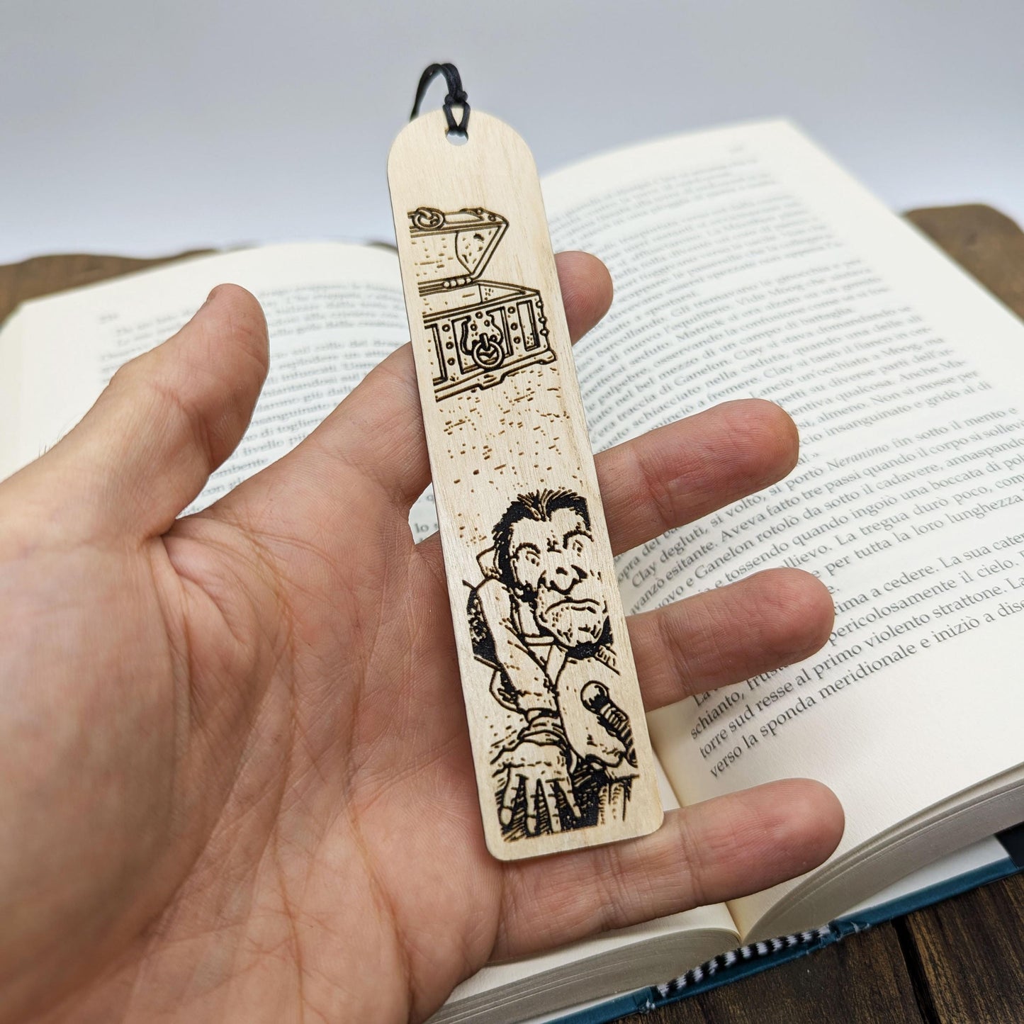 Segnalibro in legno ispirato a HeroQuest – Carta “Niente!” 1989 – Accessorio per lettori e collezionisti – Idea regalo giochi da tavolo