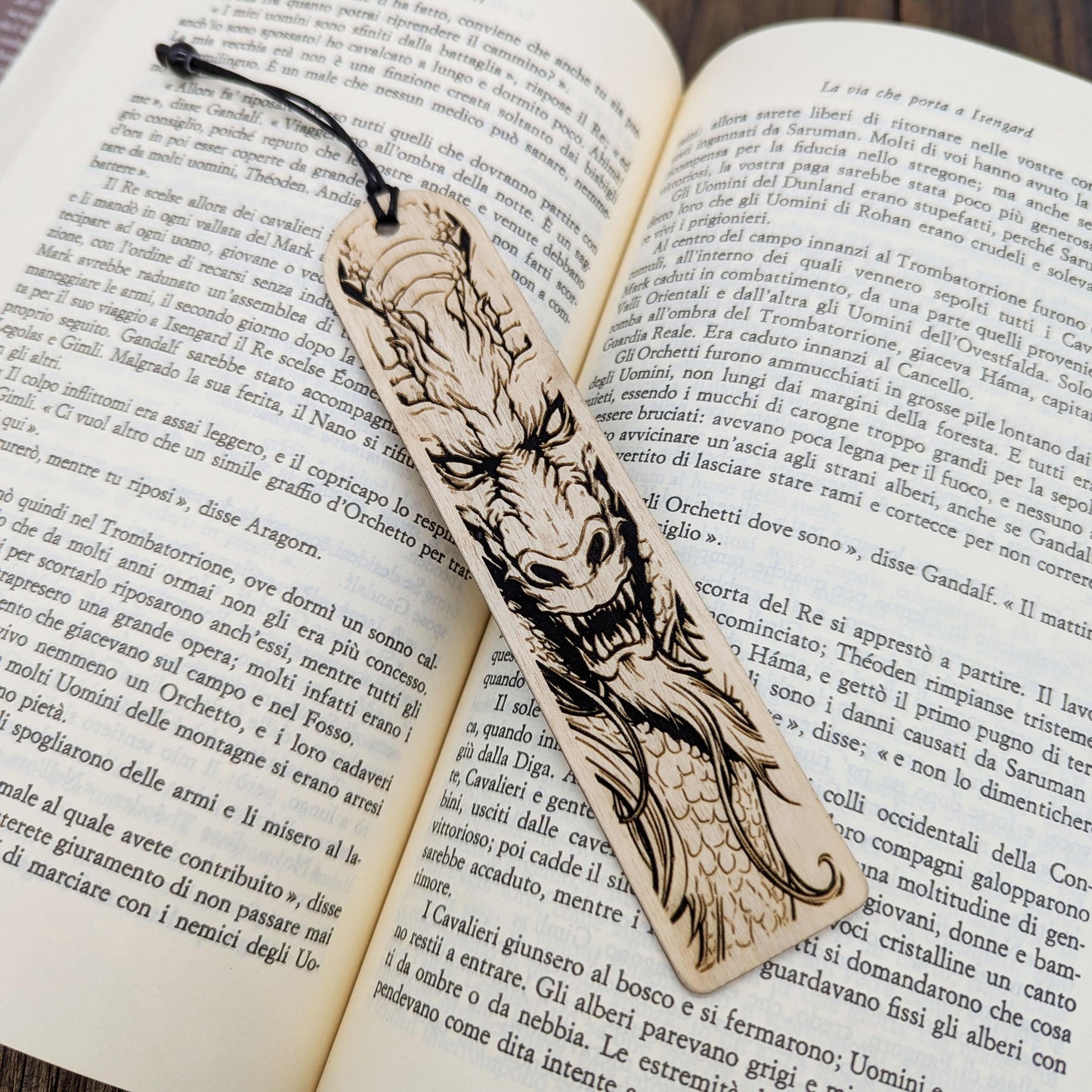Segnalibro in legno con drago – Incisione fantasy per amanti dei libri e delle storie epiche – Idea regalo per lettori e giocatori di ruolo