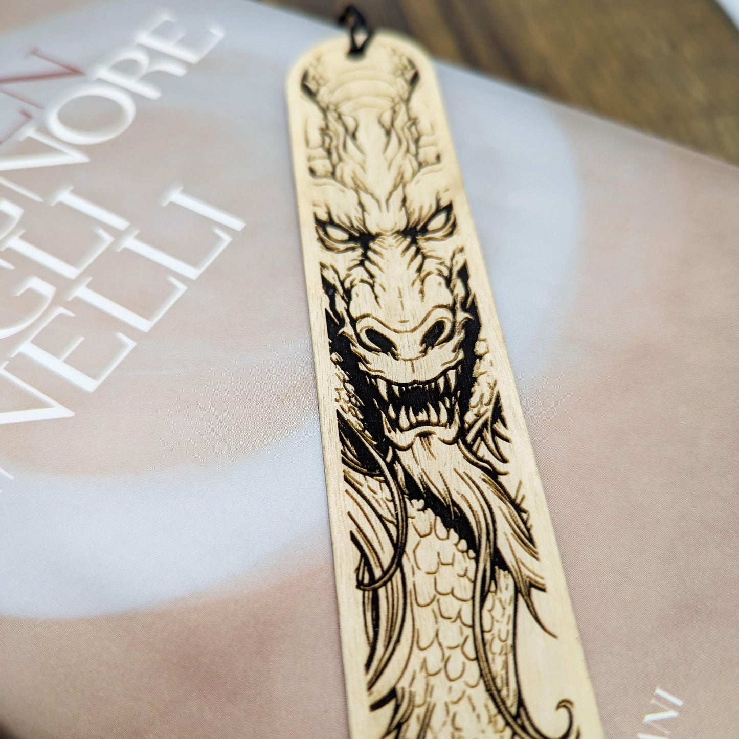 Segnalibro in legno con drago – Incisione fantasy per amanti dei libri e delle storie epiche – Idea regalo per lettori e giocatori di ruolo
