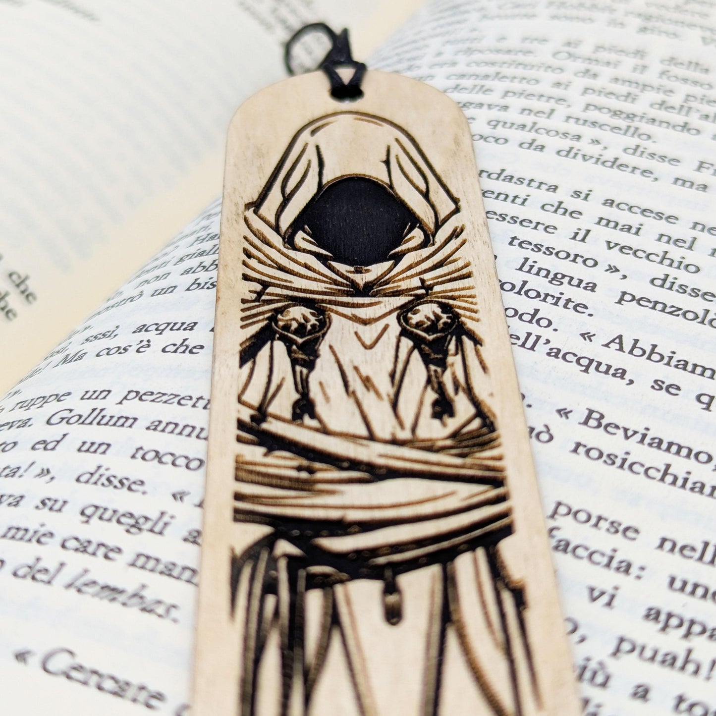 Segnalibro in legno ispirato al Dungeon Master – Misteriosa figura incappucciata fantasy – Regalo DnD per giocatori e lettori dark fantasy