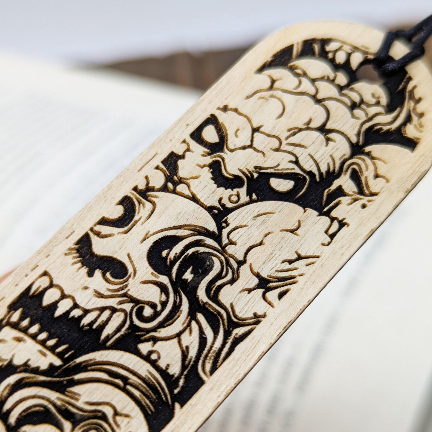 Segnalibro in legno raffigurante una texture di mostri – Regalo fantasy horror per lettori e giocatori di ruolo – Design grimdark