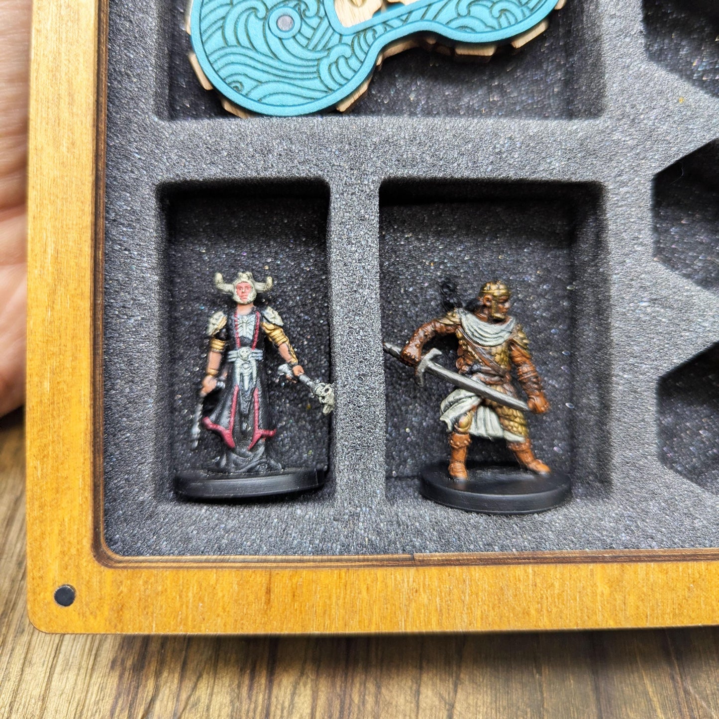 Kit dell'Avventuriero in legno con Inserto in Foam per Miniature, Carte, Dadi, Schede, Varie. Scatola portatile per DnD, Giochi di Ruolo