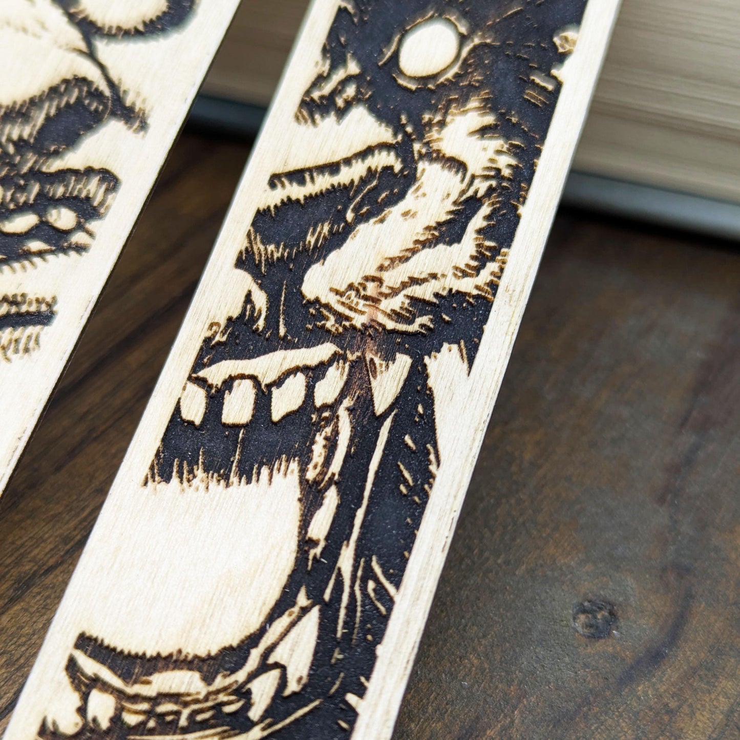 Segnalibro in legno ispirato a Zodd l'immortale da Berserk – Realizzato in legno sottile – Regalo anime per lettori collezionisti