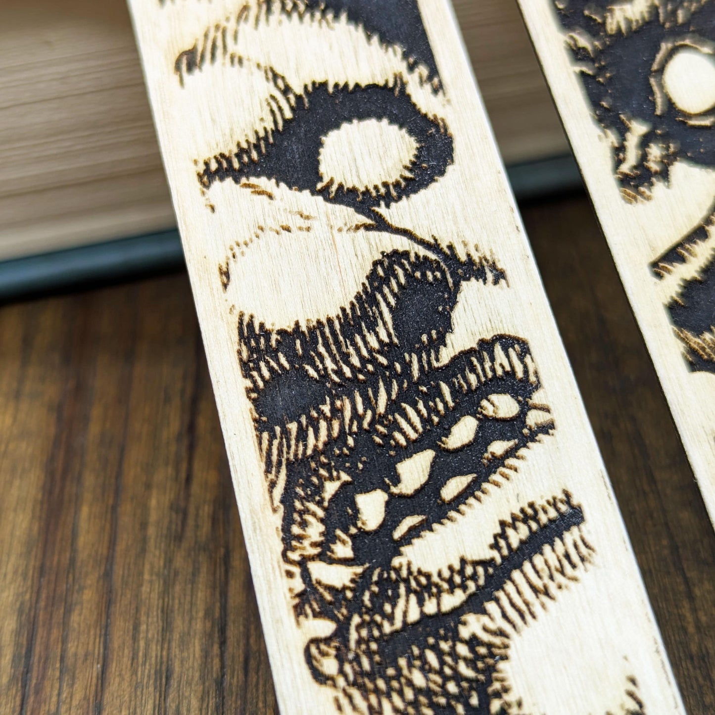 Segnalibro in legno ispirato a Zodd l'immortale da Berserk – Realizzato in legno sottile – Regalo anime per lettori collezionisti