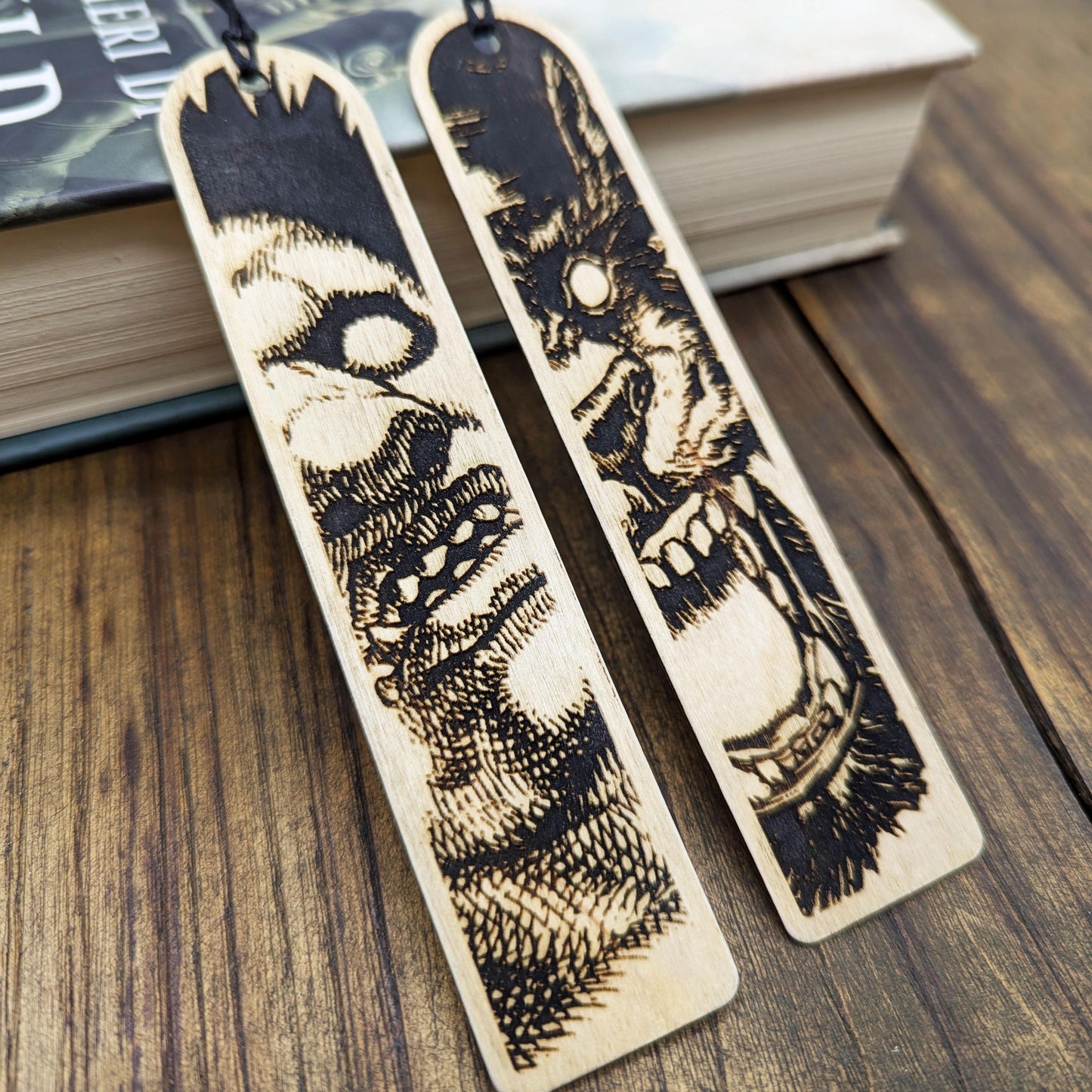 Segnalibro in legno ispirato a Zodd l'immortale da Berserk – Realizzato in legno sottile – Regalo anime per lettori collezionisti