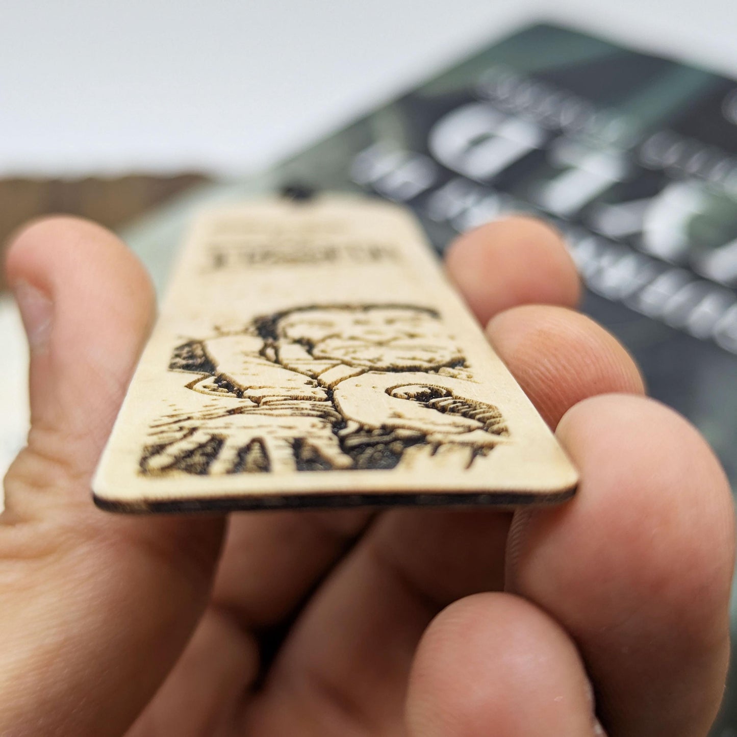 Segnalibro in legno ispirato a HeroQuest – Carta “Niente!” 1989 – Accessorio per lettori e collezionisti – Idea regalo giochi da tavolo