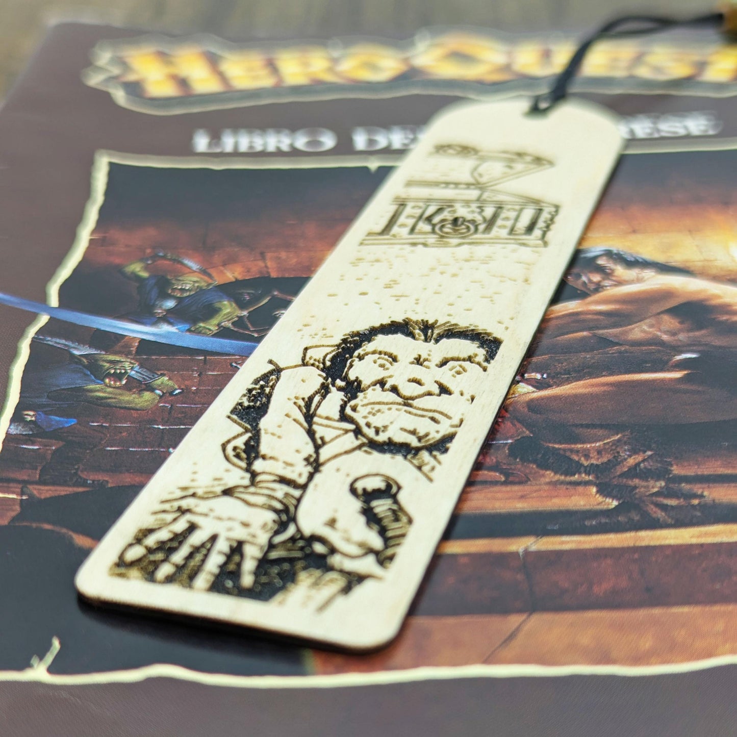 Segnalibro in legno ispirato a HeroQuest – Carta “Niente!” 1989 – Accessorio per lettori e collezionisti – Idea regalo giochi da tavolo