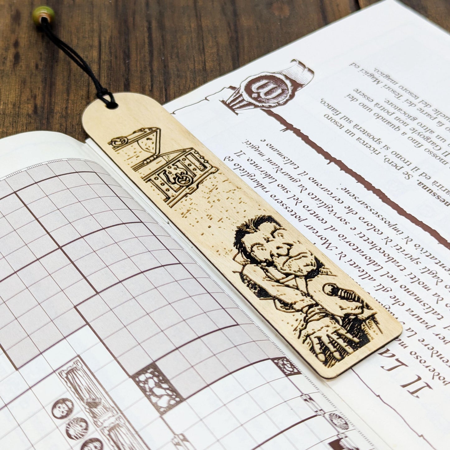 Segnalibro in legno ispirato a HeroQuest – Carta “Niente!” 1989 – Accessorio per lettori e collezionisti – Idea regalo giochi da tavolo