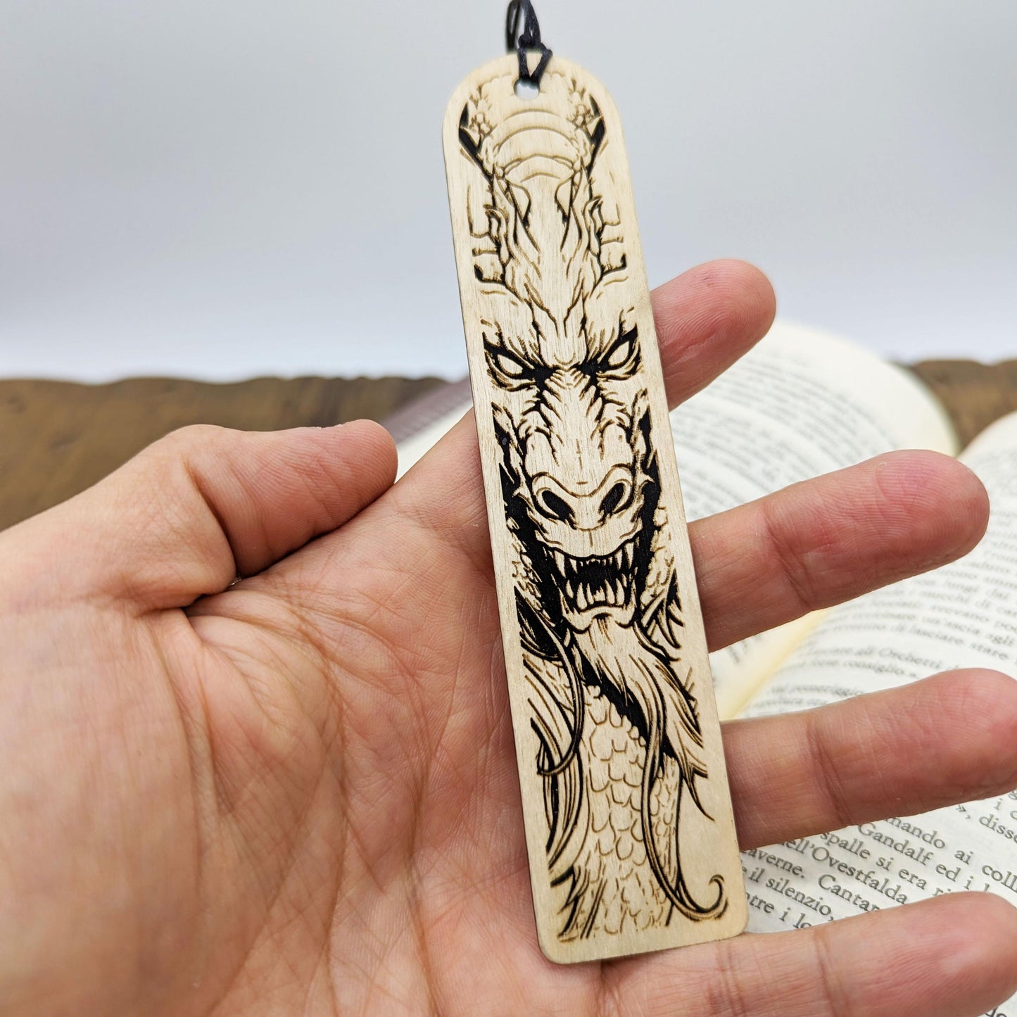 Segnalibro in legno con drago – Incisione fantasy per amanti dei libri e delle storie epiche – Idea regalo per lettori e giocatori di ruolo
