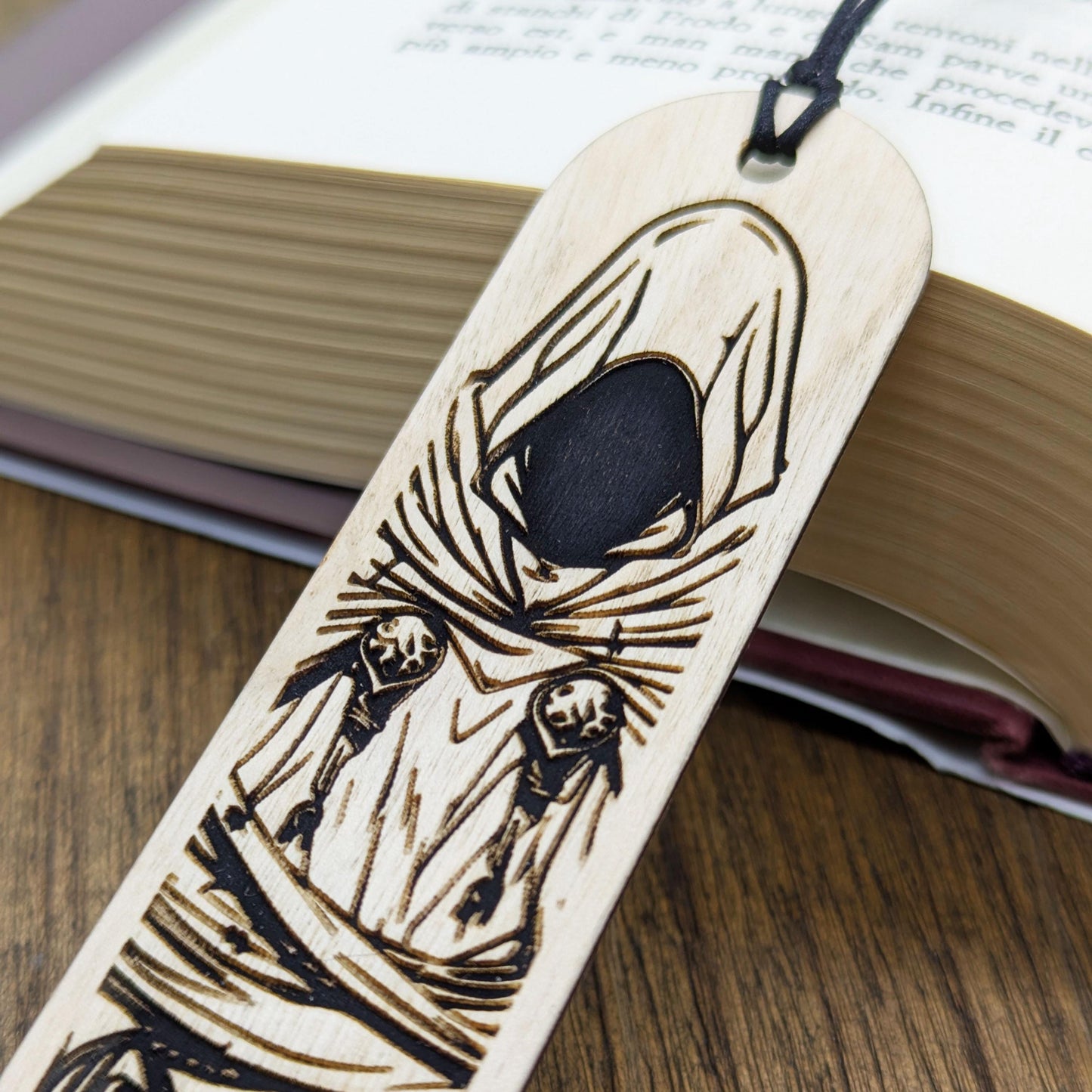 Segnalibro in legno ispirato al Dungeon Master – Misteriosa figura incappucciata fantasy – Regalo DnD per giocatori e lettori dark fantasy