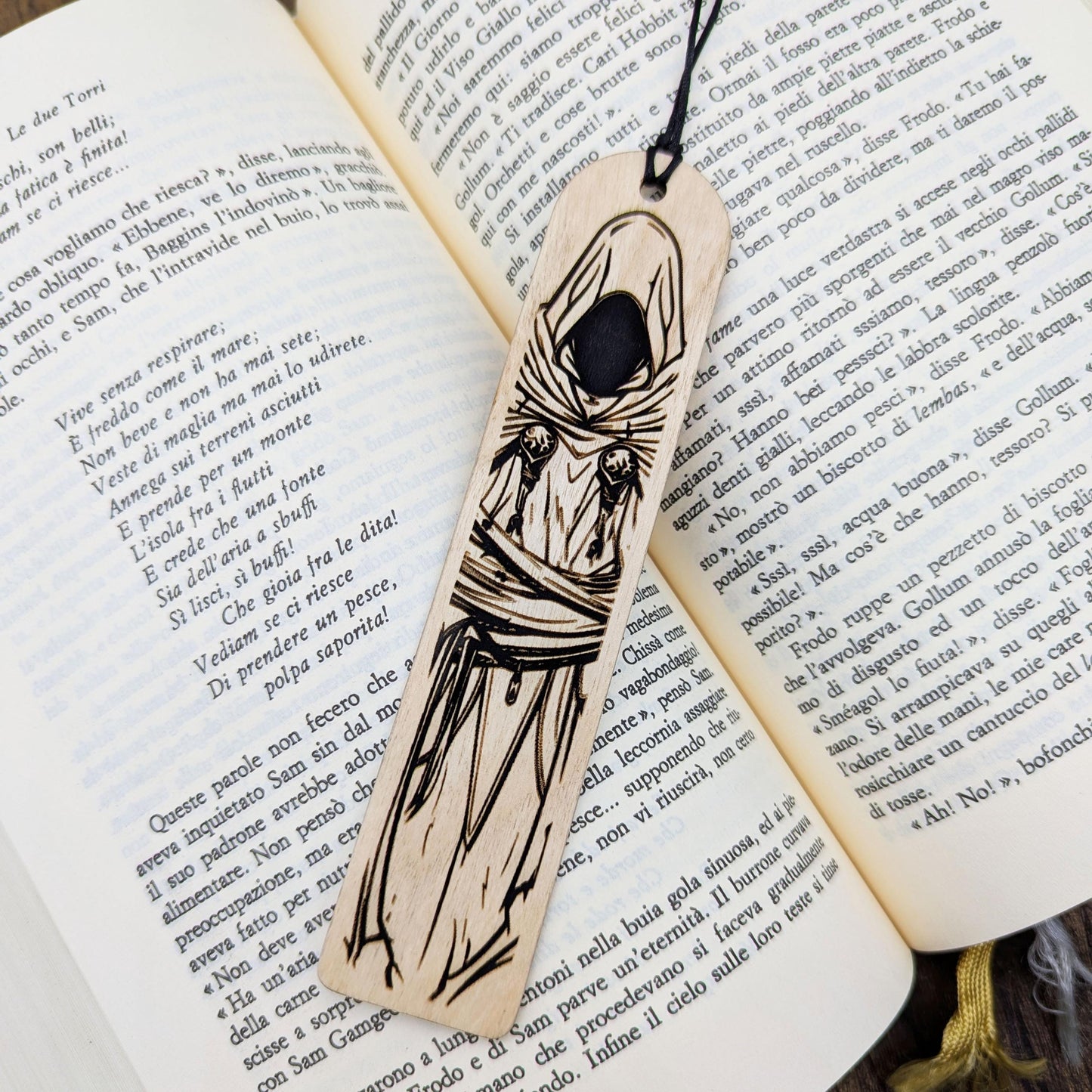 Segnalibro in legno ispirato al Dungeon Master – Misteriosa figura incappucciata fantasy – Regalo DnD per giocatori e lettori dark fantasy