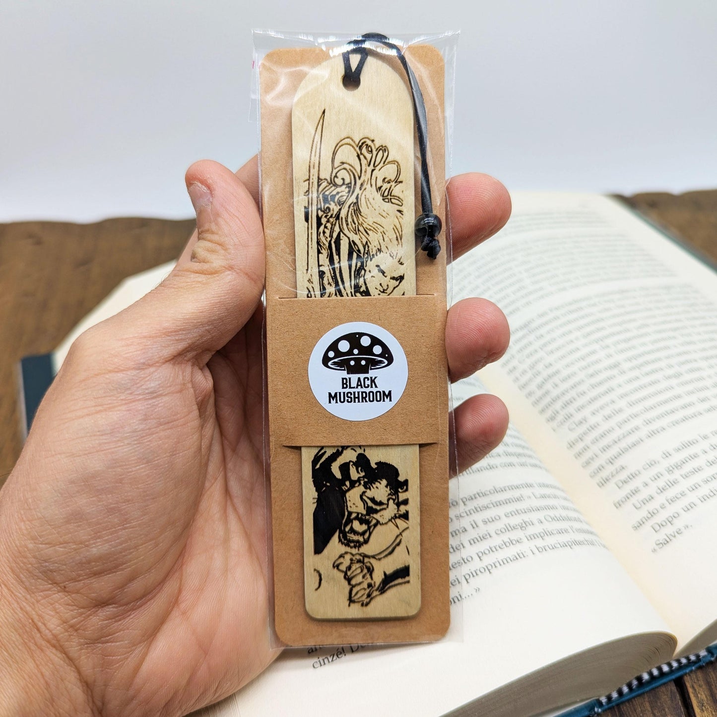 Segnalibro in legno ispirato al Dungeon Master – Misteriosa figura incappucciata fantasy – Regalo DnD per giocatori e lettori dark fantasy