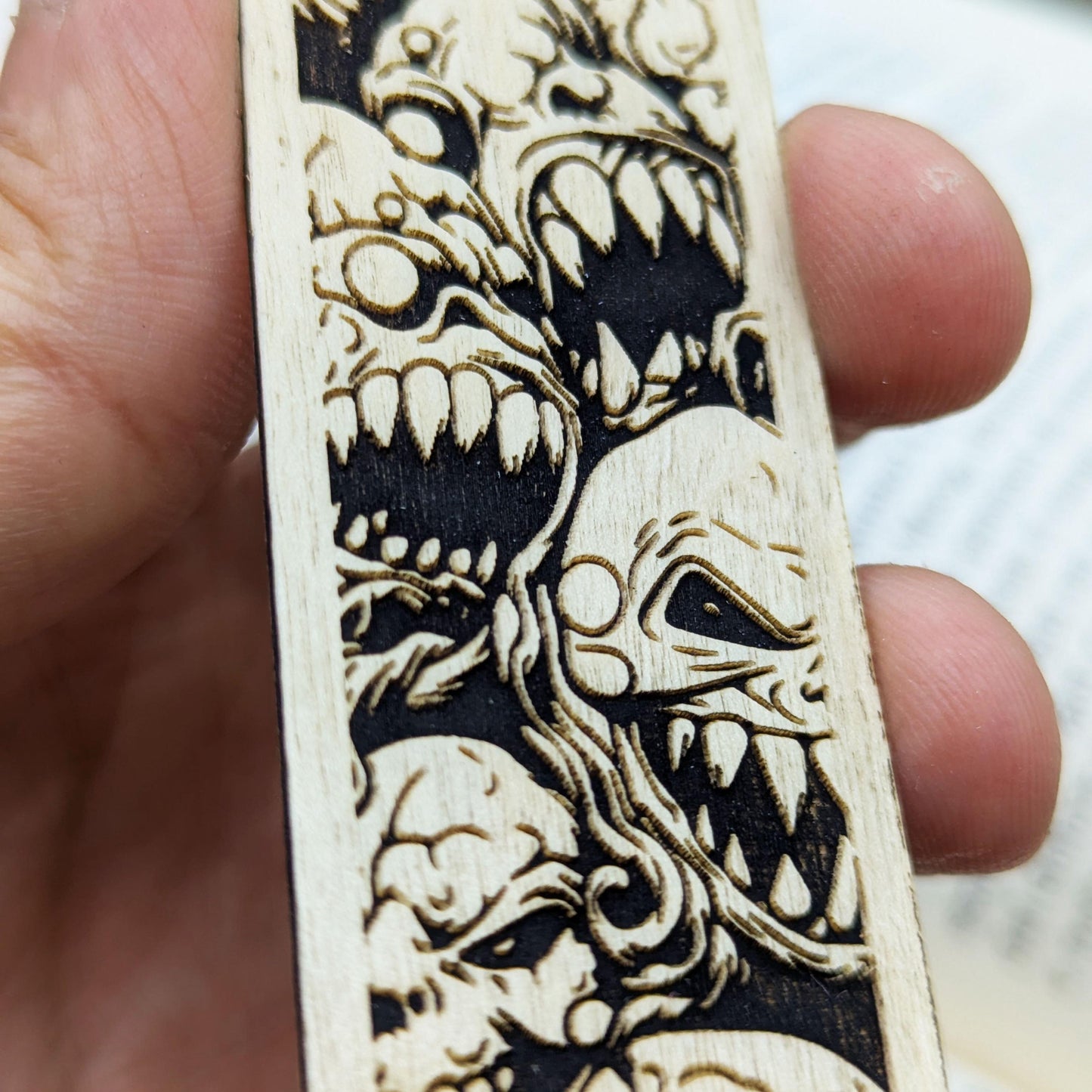 Segnalibro in legno raffigurante una texture di mostri – Regalo fantasy horror per lettori e giocatori di ruolo – Design grimdark