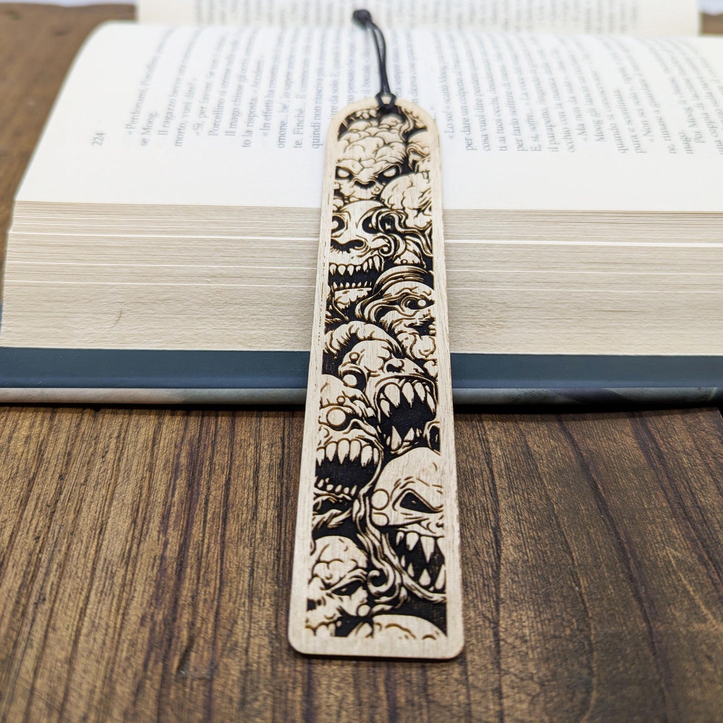 Segnalibro in legno raffigurante una texture di mostri – Regalo fantasy horror per lettori e giocatori di ruolo – Design grimdark