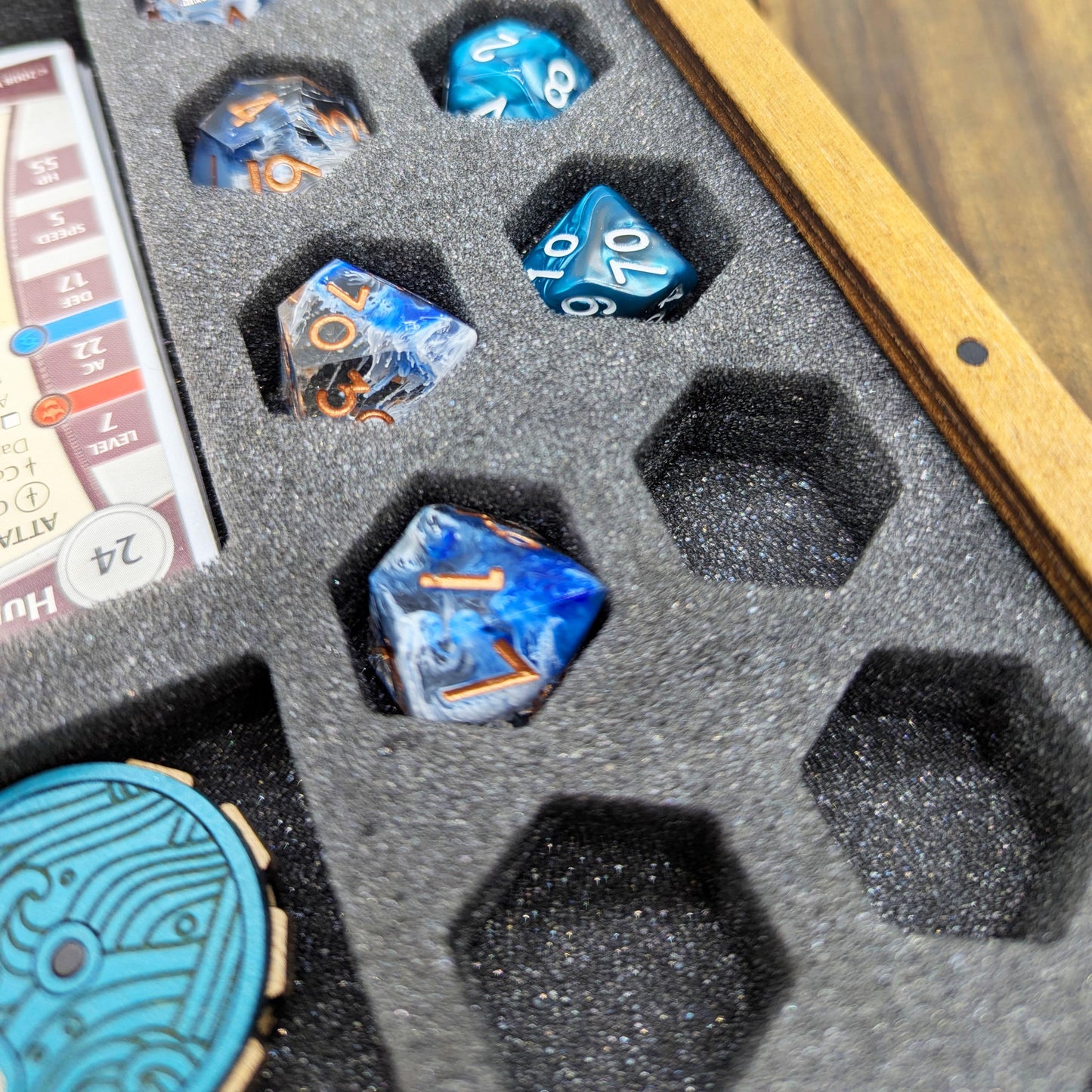Kit dell'Avventuriero in legno con Inserto in Foam per Miniature, Carte, Dadi, Schede, Varie. Scatola portatile per DnD, Giochi di Ruolo