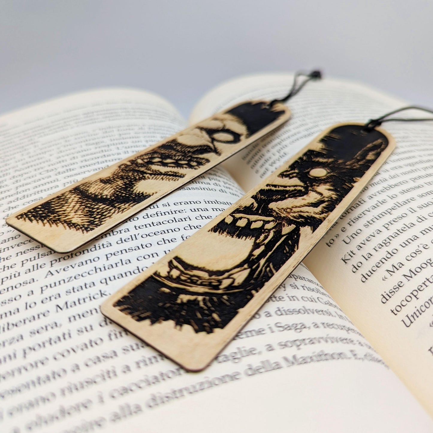 Segnalibro in legno ispirato a Zodd l'immortale da Berserk – Realizzato in legno sottile – Regalo anime per lettori collezionisti