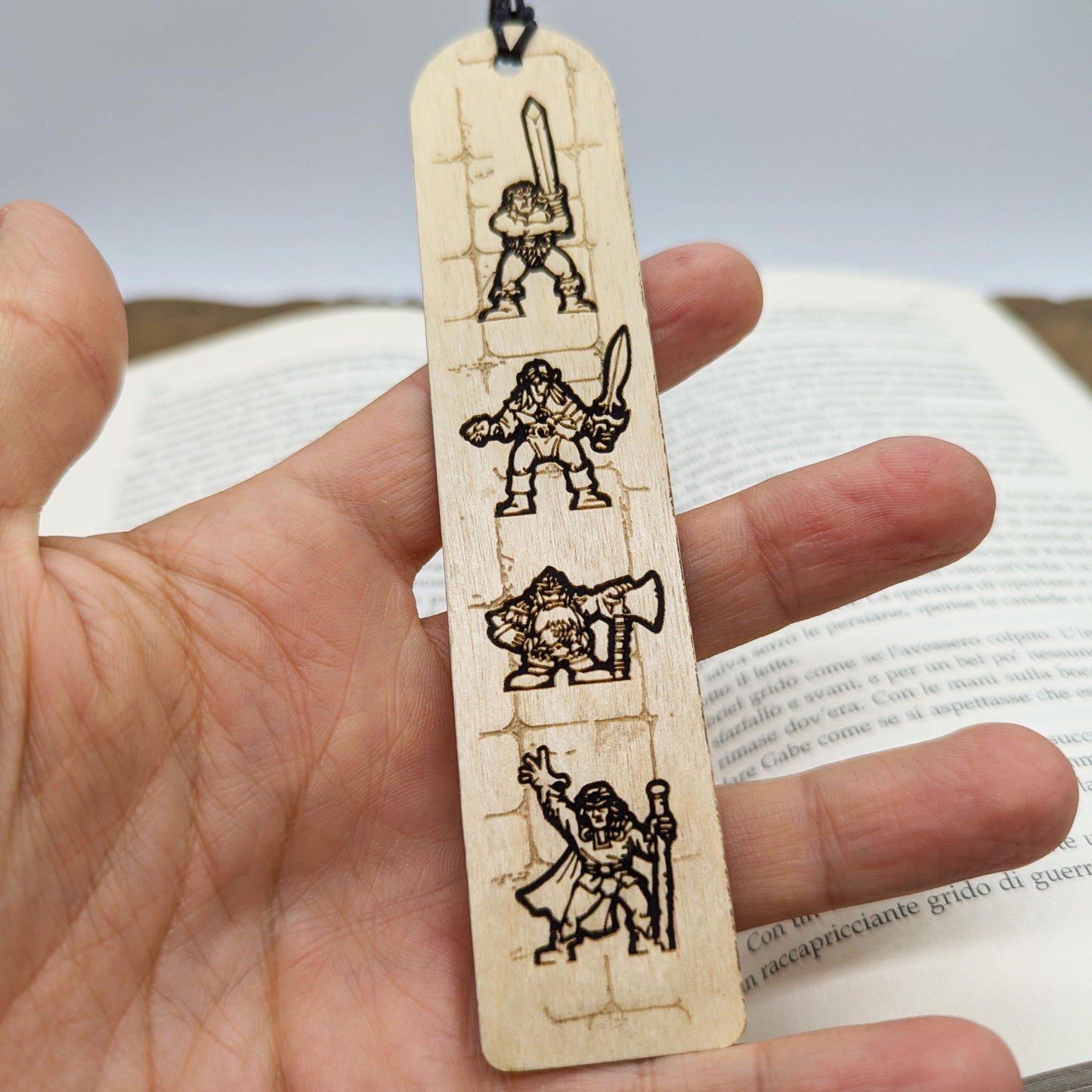 Segnalibro in legno ispirato a HeroQuest – Personaggi 1989 – Accessorio per lettori e collezionisti – Barbaro, Nano, Elfo, Mago