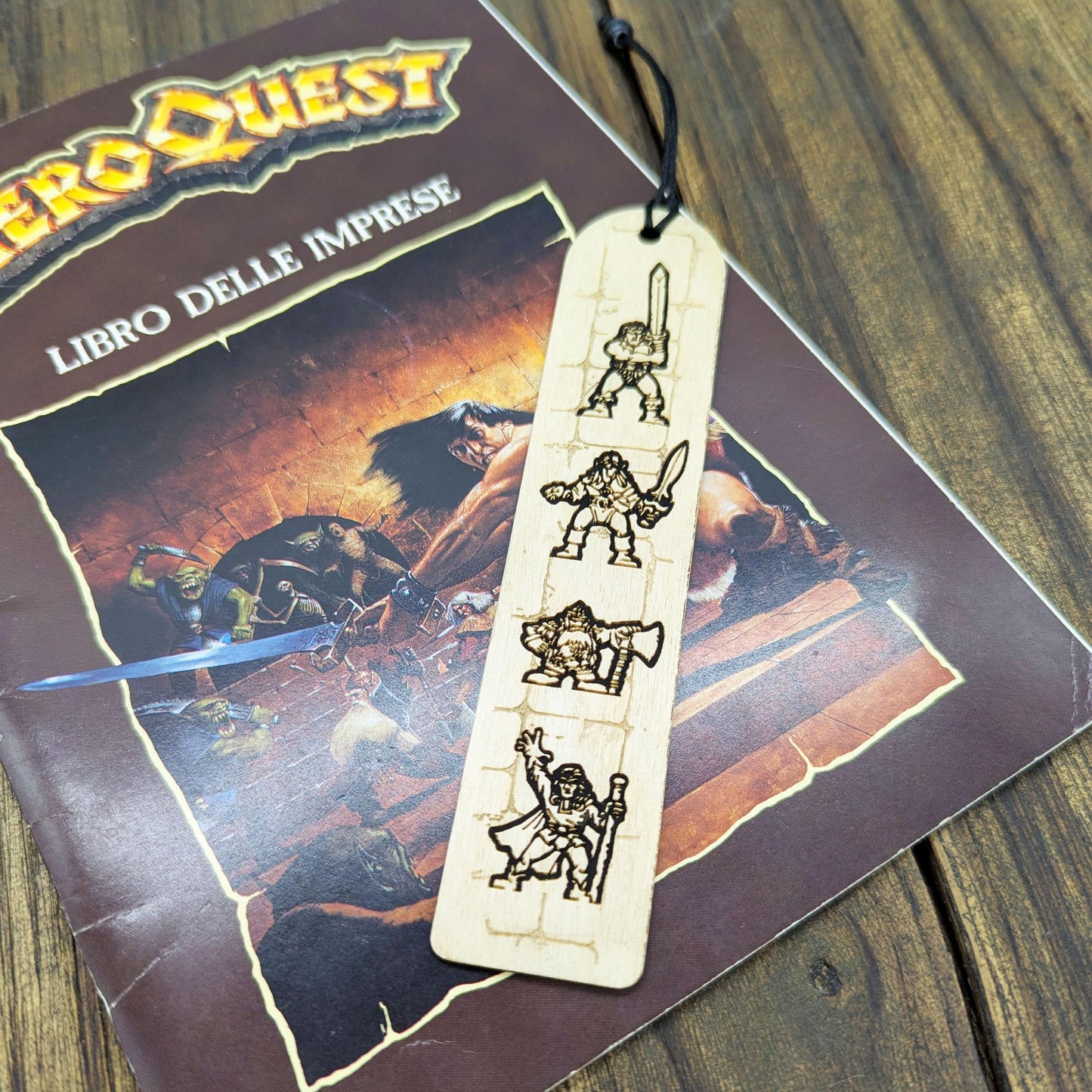 Segnalibro in legno ispirato a HeroQuest – Personaggi 1989 – Accessorio per lettori e collezionisti – Barbaro, Nano, Elfo, Mago