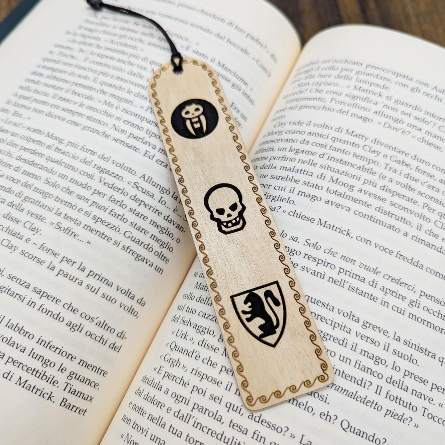 Segnalibro in legno ispirato a HeroQuest – Icone dado da combattimento 1989 o 2021 – Accessorio per lettori amanti Dungeon Crawler