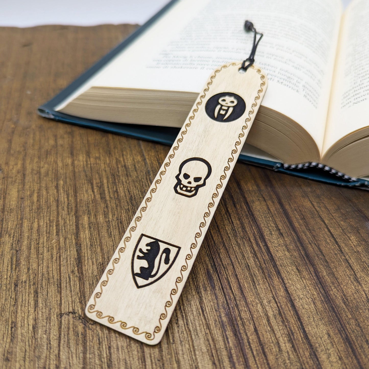 Segnalibro in legno ispirato a HeroQuest – Icone dado da combattimento 1989 o 2021 – Accessorio per lettori amanti Dungeon Crawler