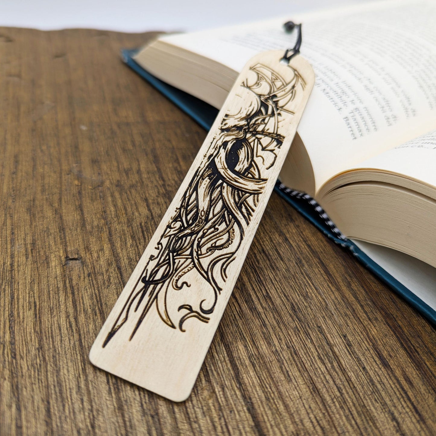 Segnalibro in legno raffigurante il Grande Antico Cthulhu – Regalo per lettori fantasy, horror, giocatori di ruolo e fan di H.P. Lovecraft