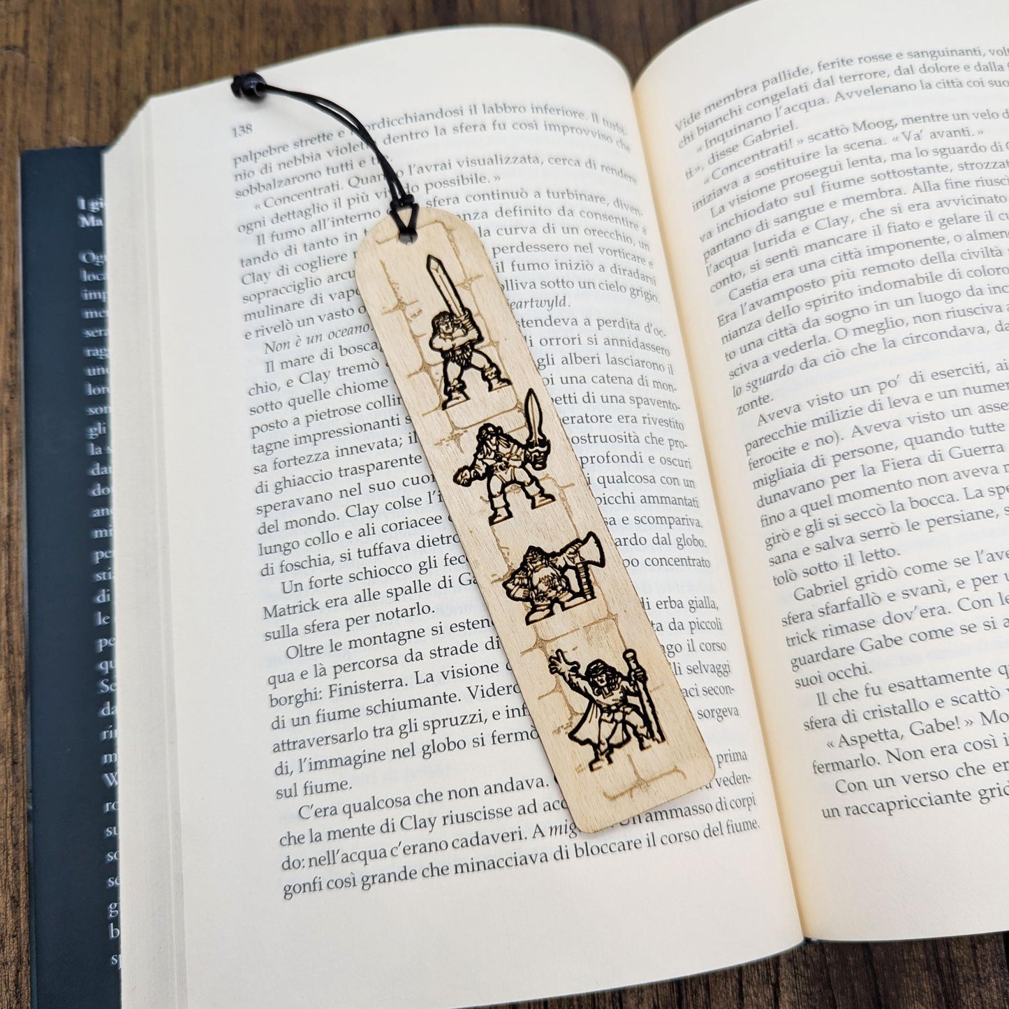 Segnalibro in legno ispirato a HeroQuest – Personaggi 1989 – Accessorio per lettori e collezionisti – Barbaro, Nano, Elfo, Mago