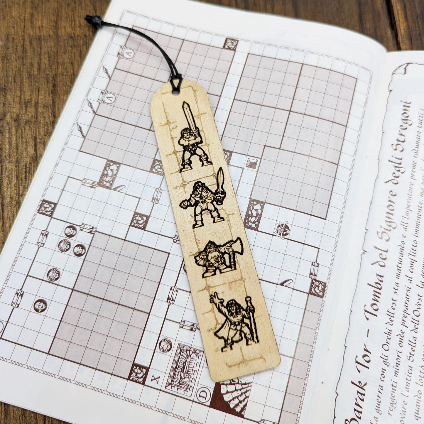 Segnalibro in legno ispirato a HeroQuest – Personaggi 1989 – Accessorio per lettori e collezionisti – Barbaro, Nano, Elfo, Mago
