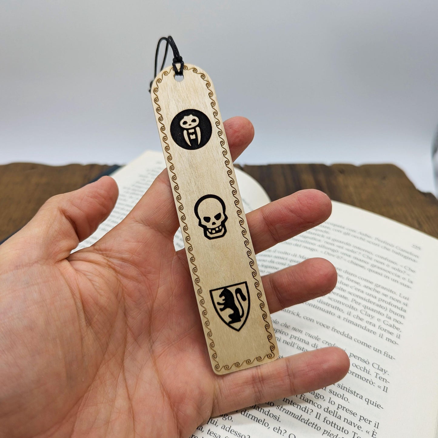 Segnalibro in legno ispirato a HeroQuest – Icone dado da combattimento 1989 o 2021 – Accessorio per lettori amanti Dungeon Crawler