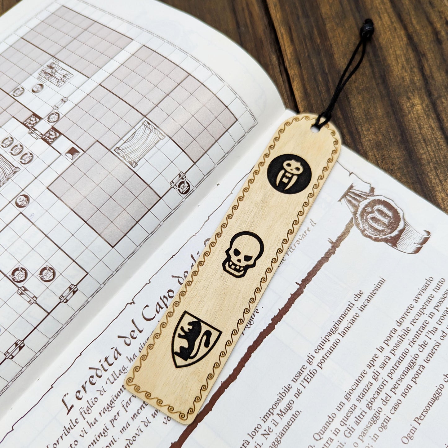 Segnalibro in legno ispirato a HeroQuest – Icone dado da combattimento 1989 o 2021 – Accessorio per lettori amanti Dungeon Crawler