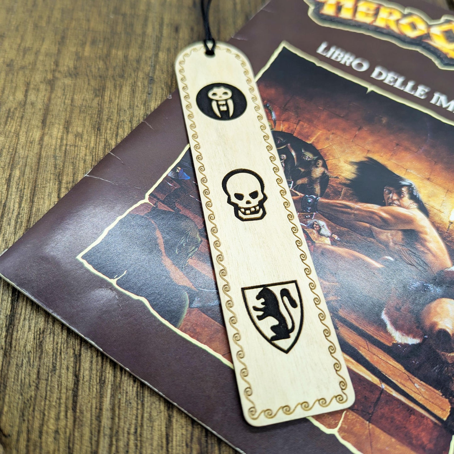 Segnalibro in legno ispirato a HeroQuest – Icone dado da combattimento 1989 o 2021 – Accessorio per lettori amanti Dungeon Crawler