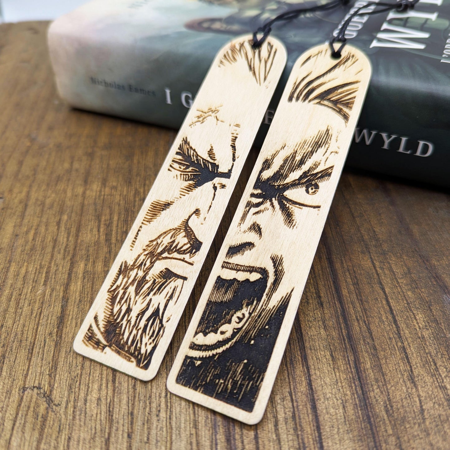 Set di segnalibri in legno ispirati a Vinland Saga – Incisione dettagliata di Thorfinn, Askeladd e Thorkell – Regalo per fan anime e manga