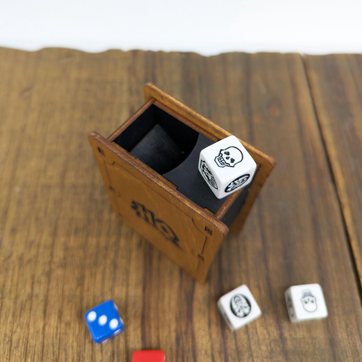 Mini Torre Lancia Dadi in Legno per HeroQuest – Porta Dadi da Viaggio Compatto con Cinghia in Pelle Opzionale