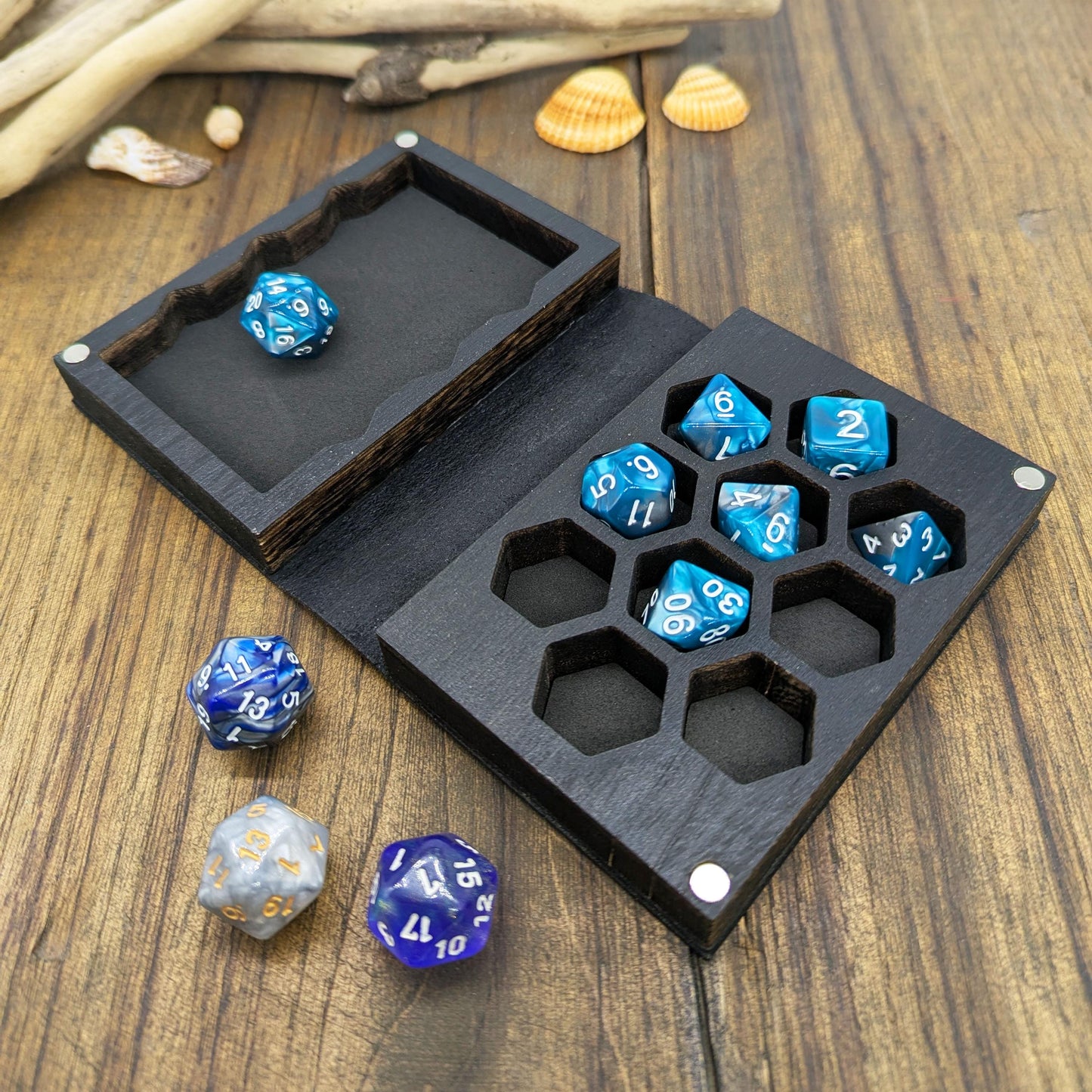 Cofanetto Porta Dadi in Pelle Vichingo – Custodia e Tiradadi in Legno a Forma di Libro Vegvisir Aegishjalmur