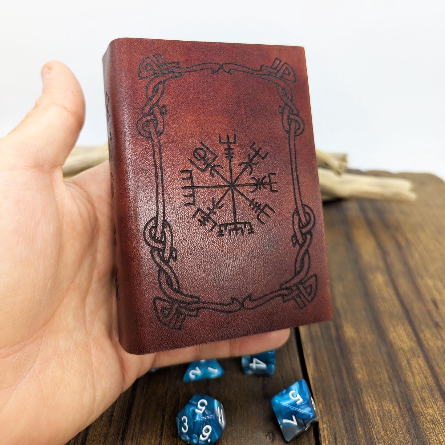 Cofanetto Porta Dadi in Pelle Vichingo – Custodia e Tiradadi in Legno a Forma di Libro Vegvisir Aegishjalmur
