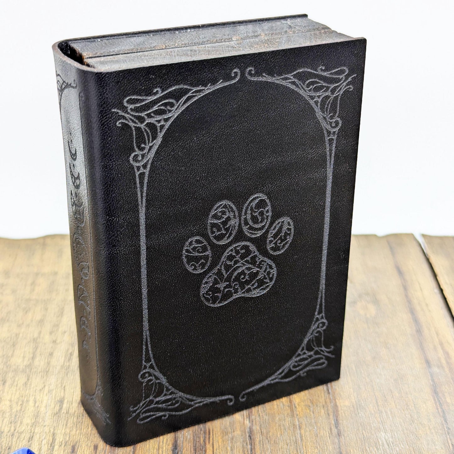 Cofanetto Porta Dadi in Pelle con Impronta di Gatto e Fasi Lunari – Custodia e Tiradadi in Legno a Forma di Libro Stile Witchy per DnD