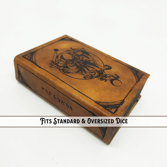 Porta dadi artigianale in legno e pelle a forma di tomo antico con incisione di Cthulhu, accessorio per giochi di ruolo.
