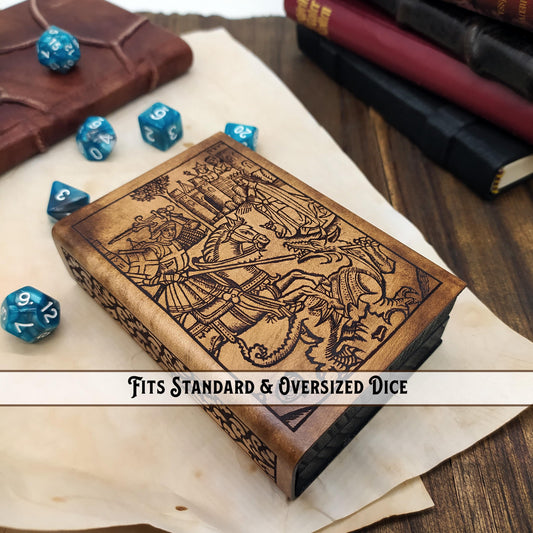 Porta dadi artigianale in legno e pelle a forma di antico libro con incisione di San Giorgio, accessorio per giochi di ruolo.