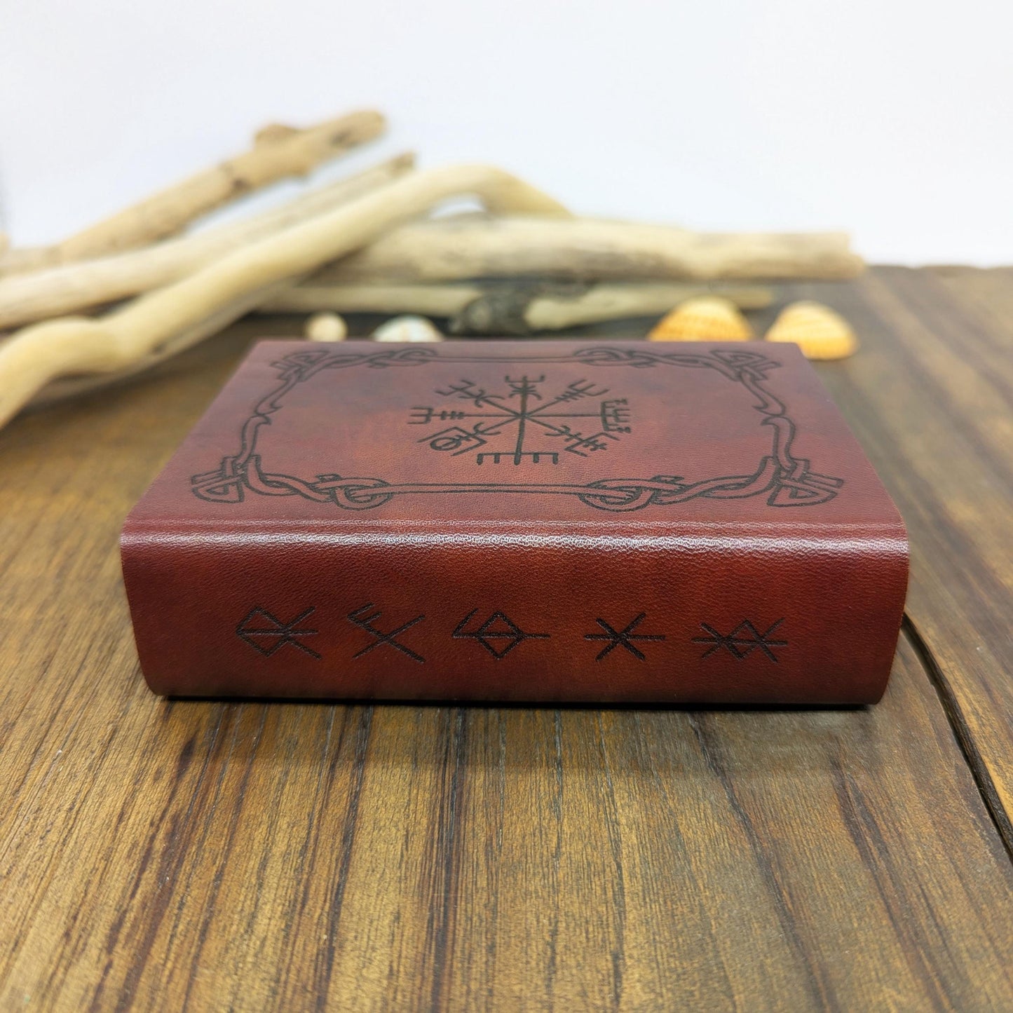 Cofanetto Porta Dadi in Pelle Vichingo – Custodia e Tiradadi in Legno a Forma di Libro Vegvisir Aegishjalmur