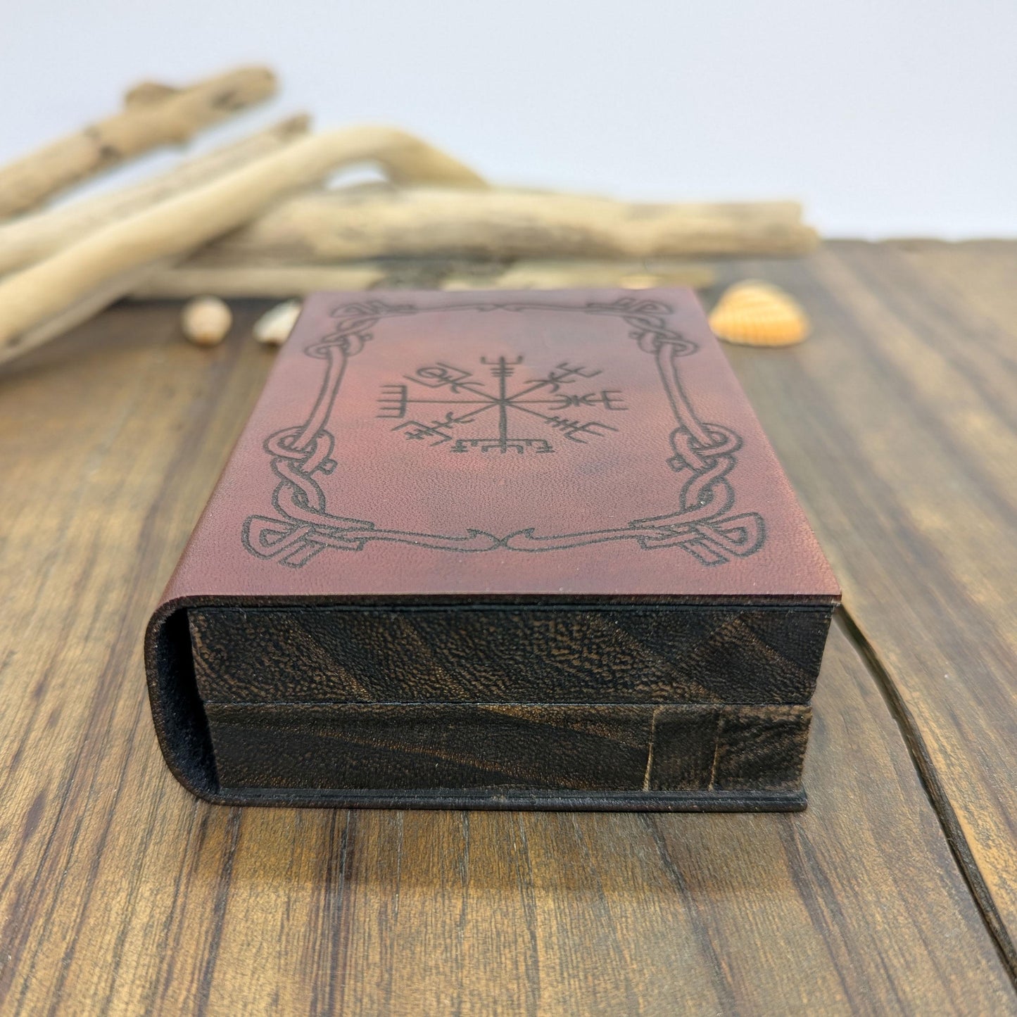 Cofanetto Porta Dadi in Pelle Vichingo – Custodia e Tiradadi in Legno a Forma di Libro Vegvisir Aegishjalmur