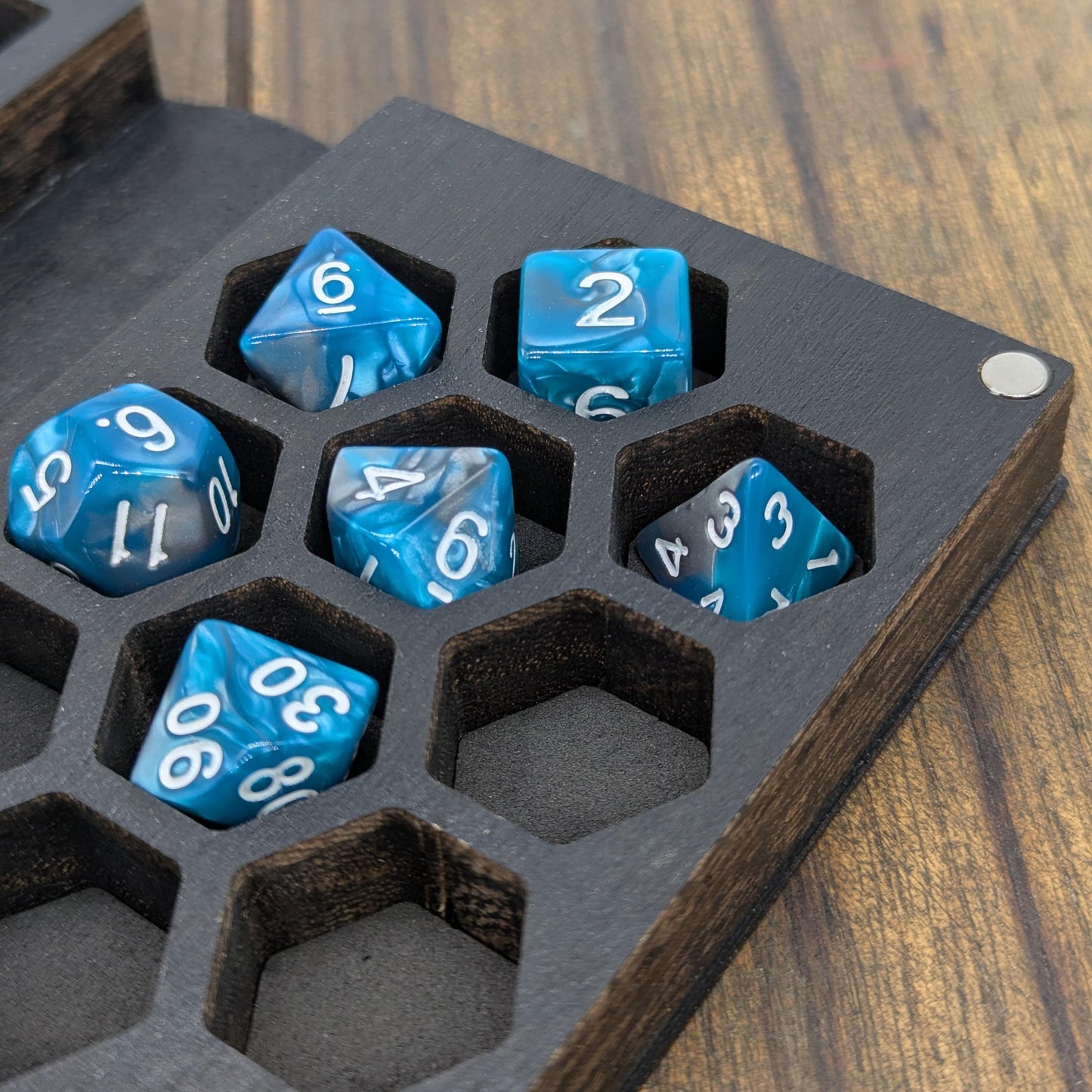 Cofanetto Porta Dadi in Pelle Vichingo – Custodia e Tiradadi in Legno a Forma di Libro Vegvisir Aegishjalmur