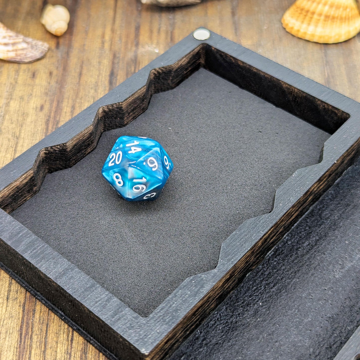 Cofanetto Porta Dadi in Pelle Vichingo – Custodia e Tiradadi in Legno a Forma di Libro Vegvisir Aegishjalmur