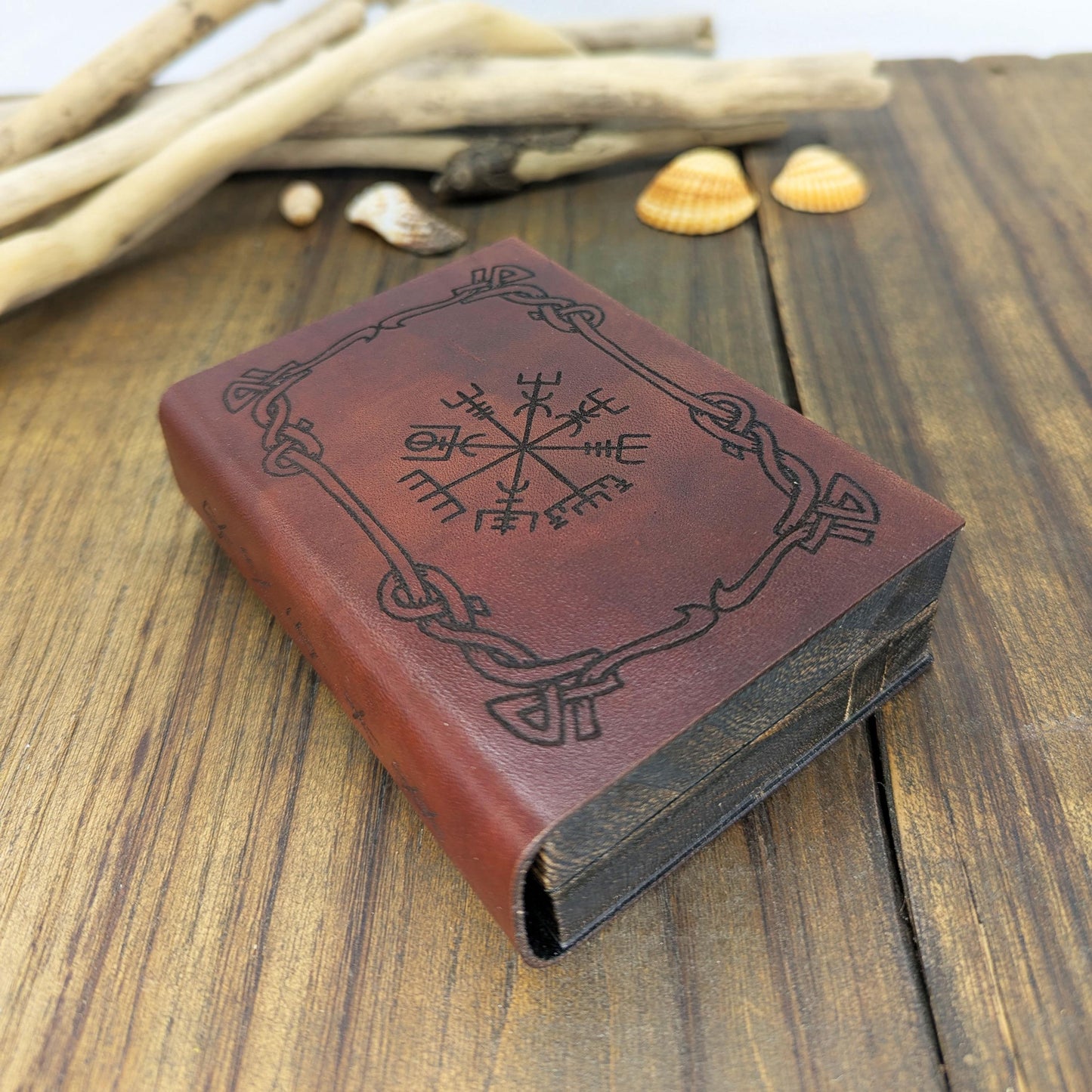 Cofanetto Porta Dadi in Pelle Vichingo – Custodia e Tiradadi in Legno a Forma di Libro Vegvisir Aegishjalmur