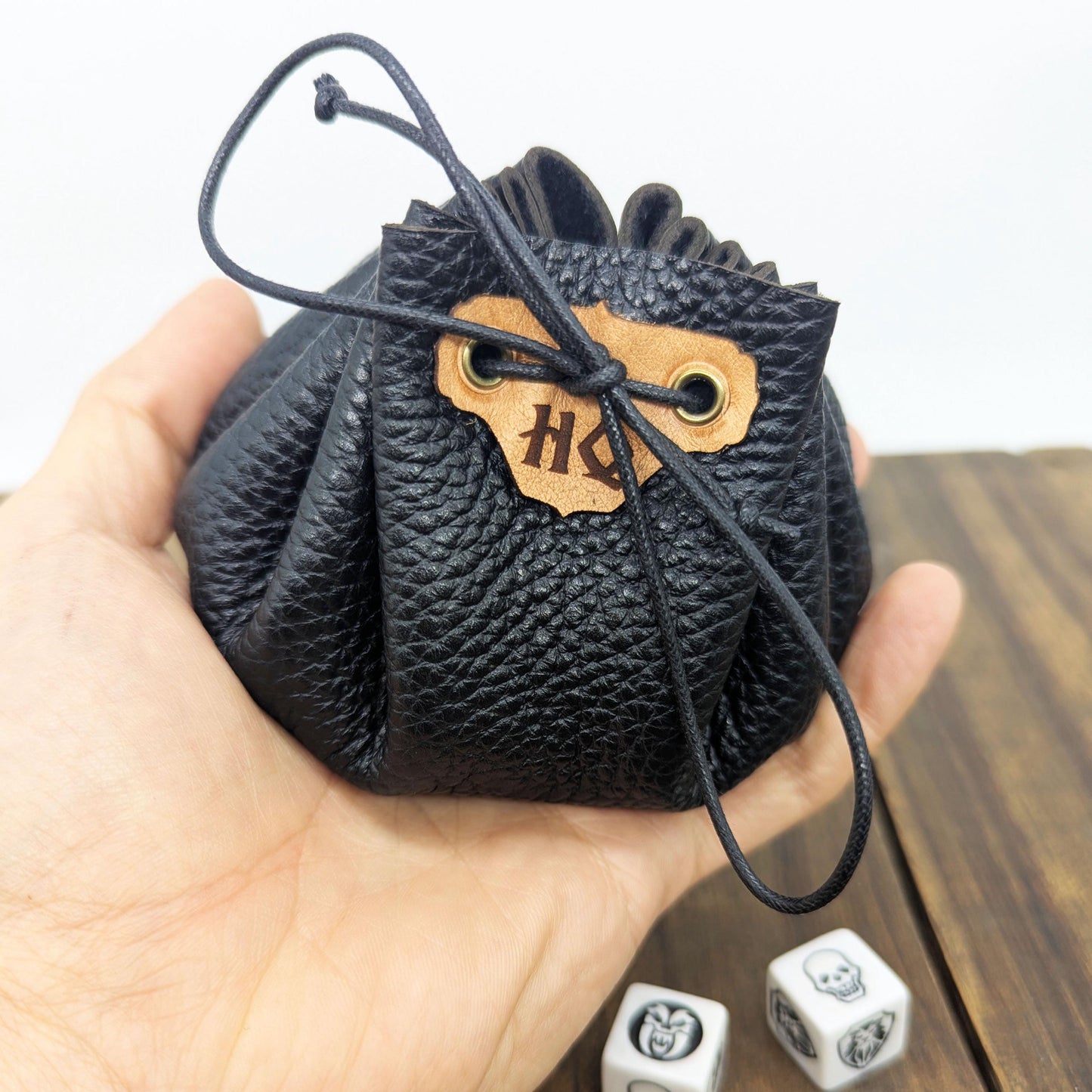 Borsa Porta Dadi in Pelle per HeroQuest con Vassoio Lancia Dadi – Patch con Icone Classiche 1989 o Nuova Edizione 2021