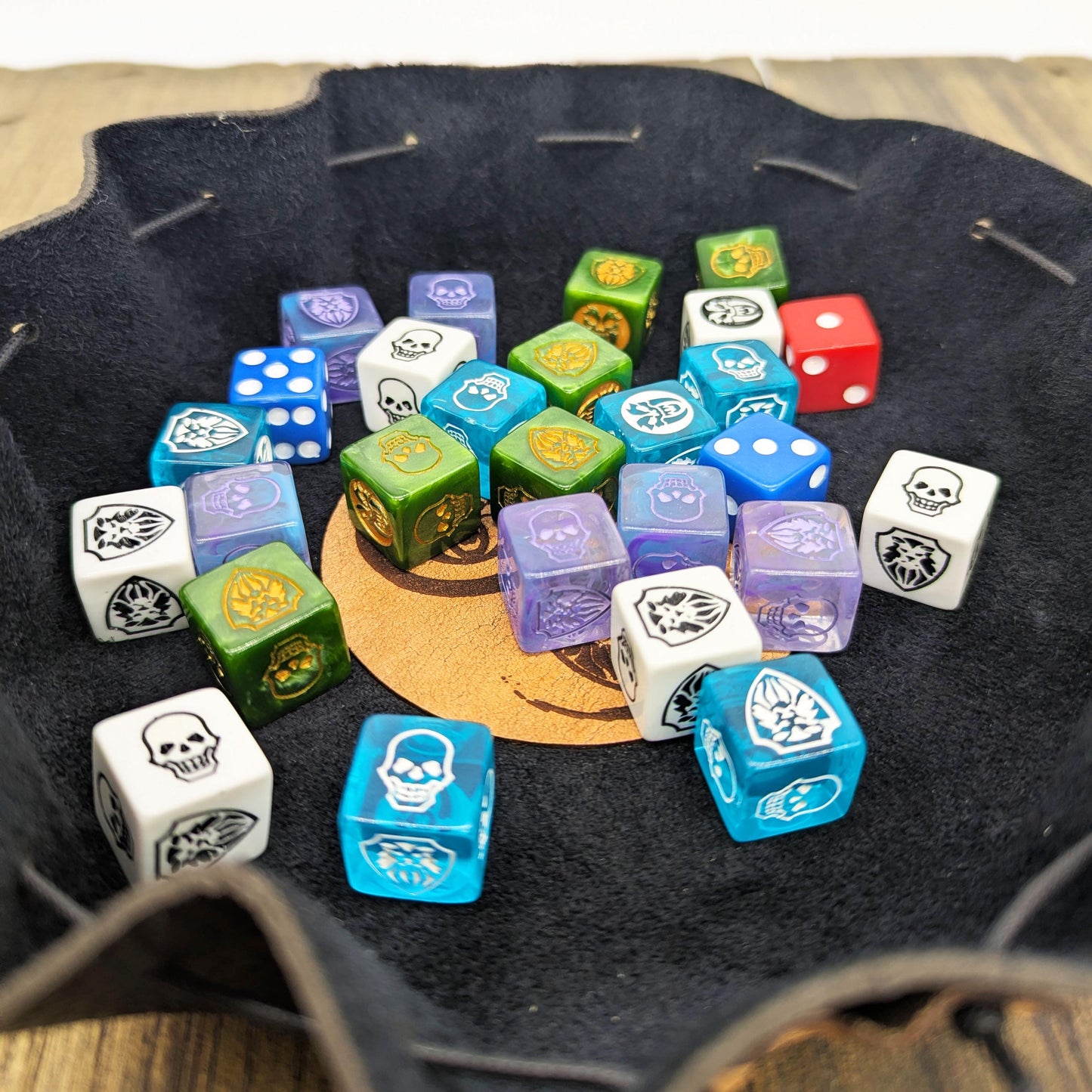 Borsa Porta Dadi in Pelle per HeroQuest con Vassoio Lancia Dadi – Patch con Icone Classiche 1989 o Nuova Edizione 2021