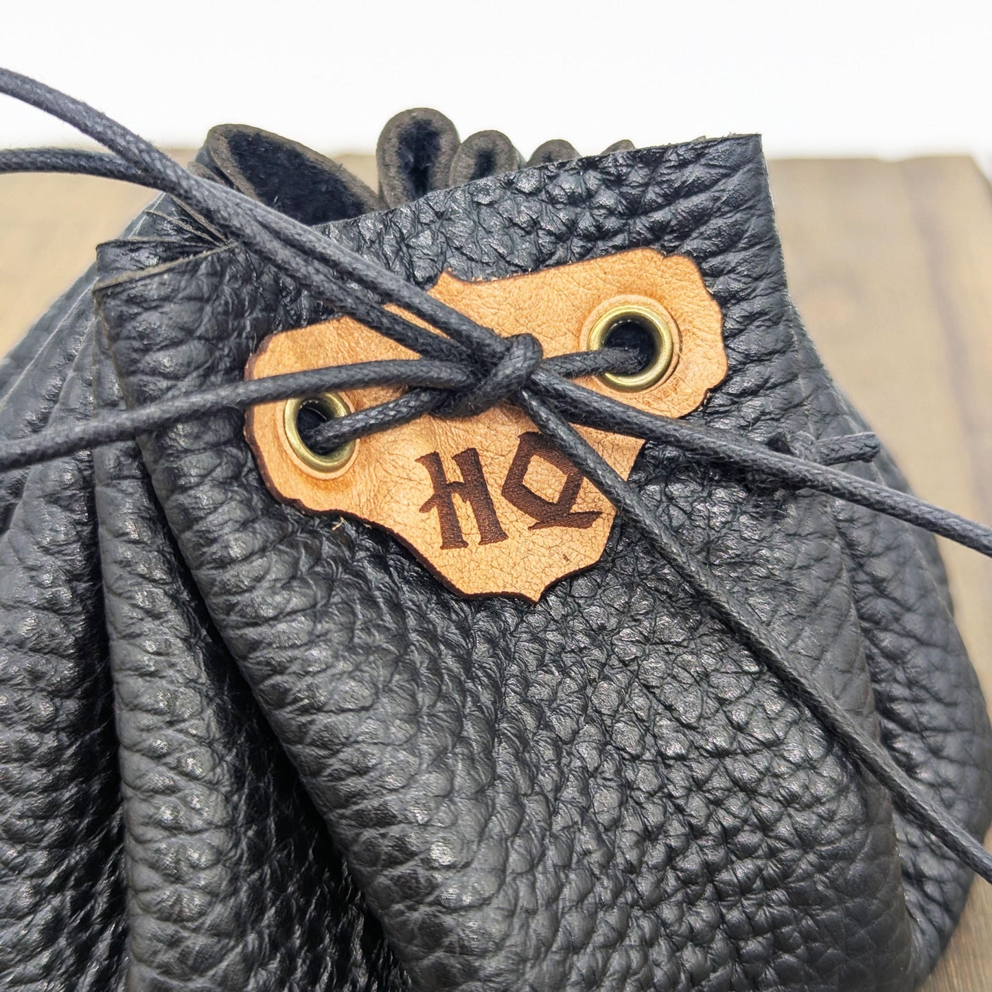Borsa Porta Dadi in Pelle per HeroQuest con Vassoio Lancia Dadi – Patch con Icone Classiche 1989 o Nuova Edizione 2021