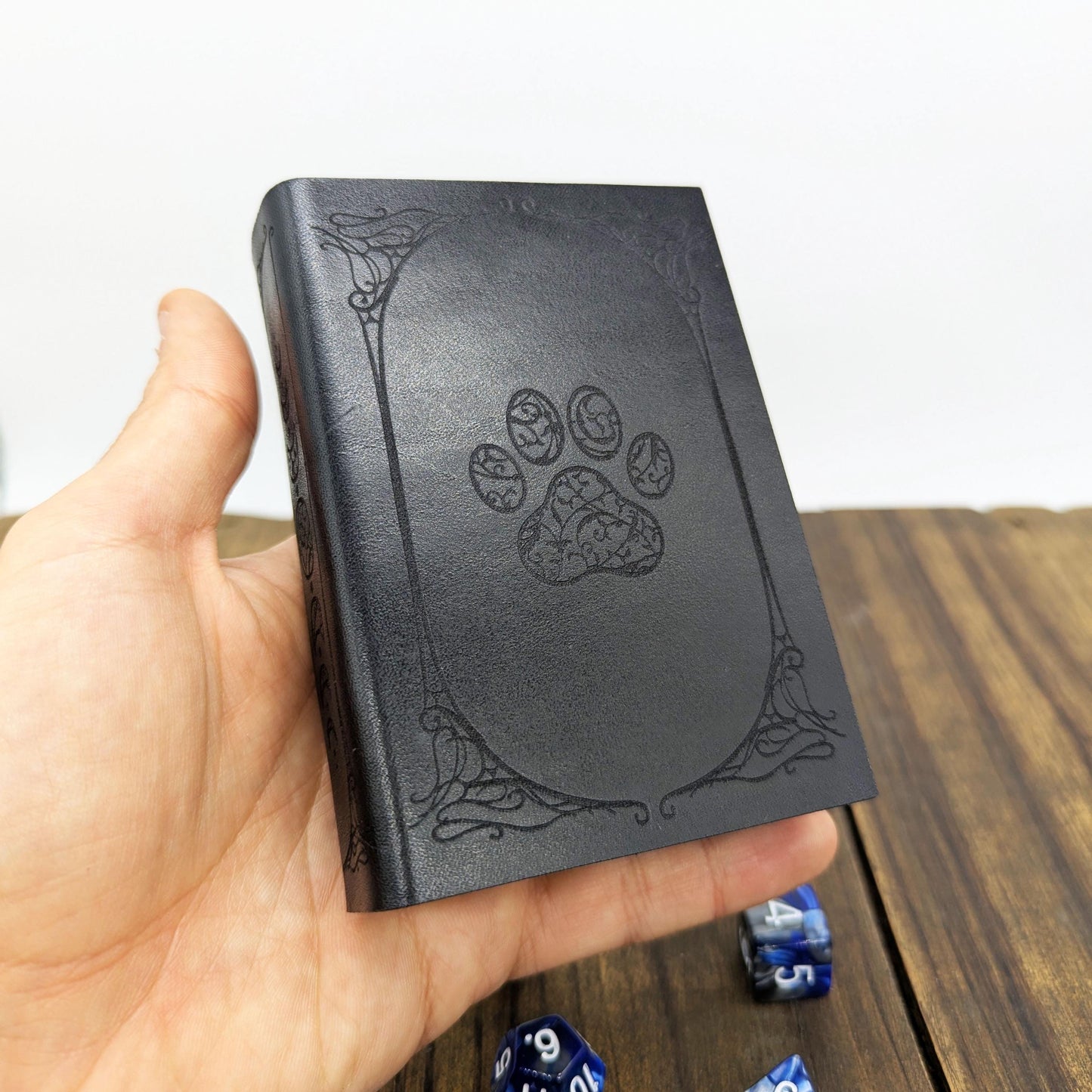 Cofanetto Porta Dadi in Pelle con Impronta di Gatto e Fasi Lunari – Custodia e Tiradadi in Legno a Forma di Libro Stile Witchy per DnD